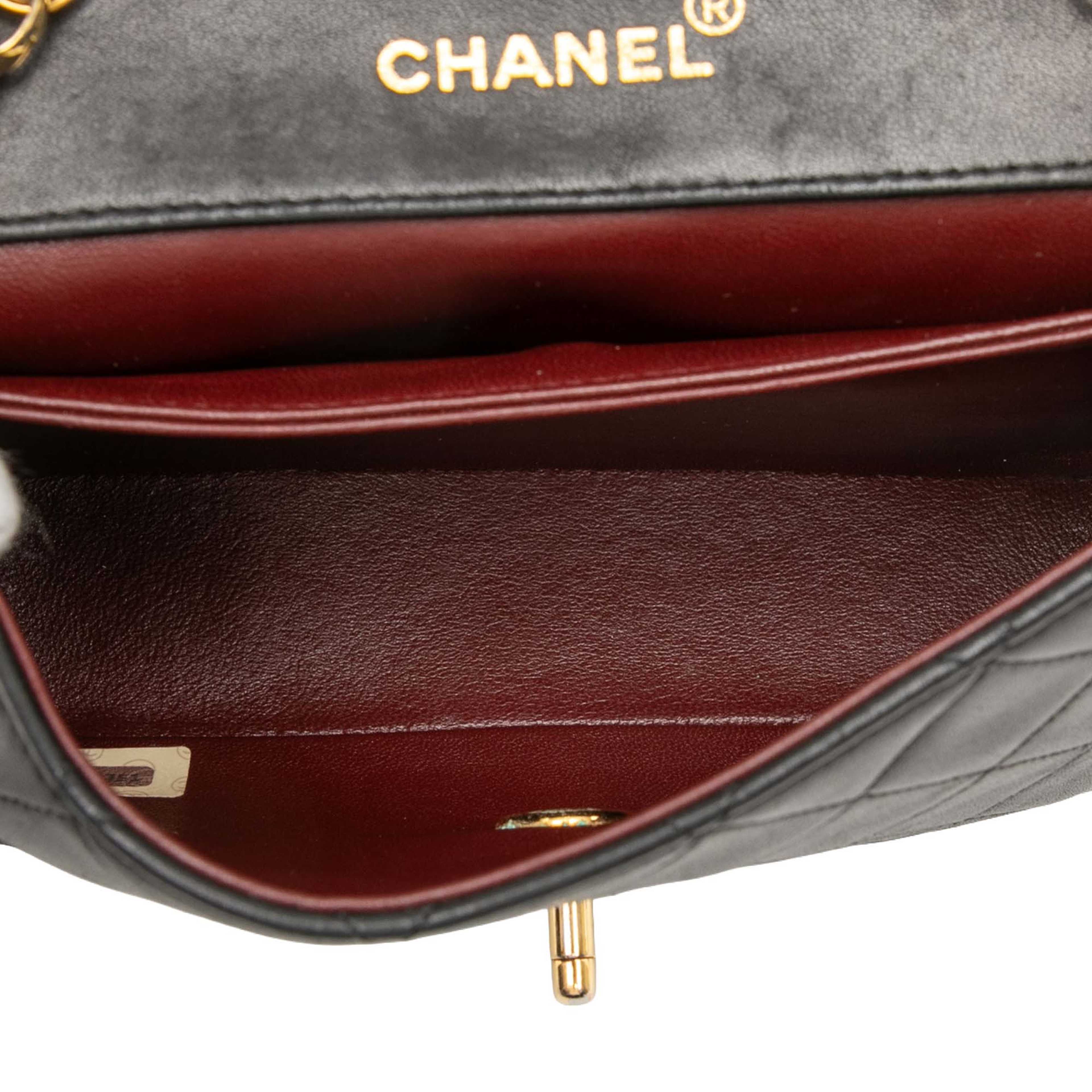 Chanel Cc Quilted Lambskin Bijoux Chain Curved Full Flap, från Luxclusif, i färgen black. Klicka för att öppna bilden i stort format