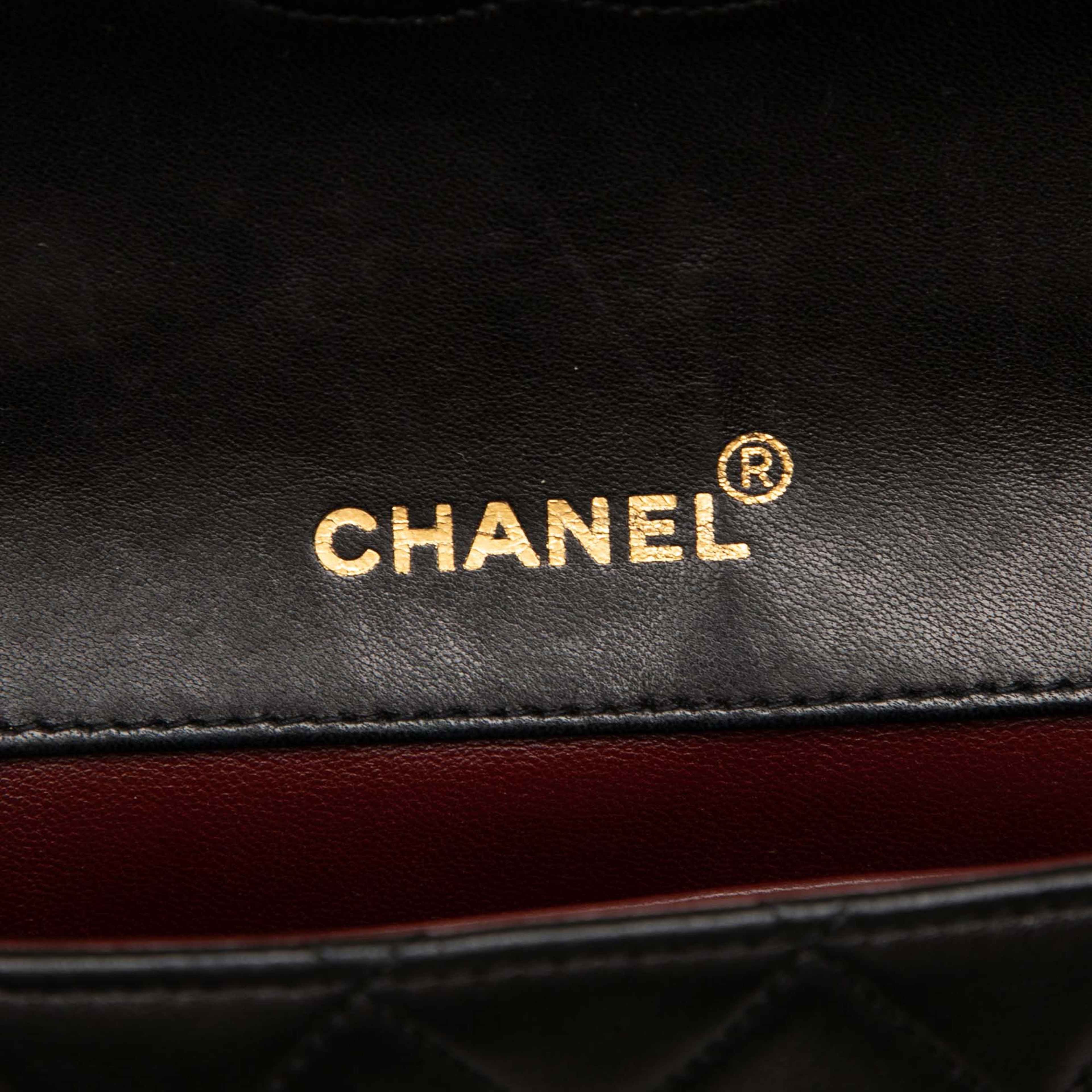 Chanel Cc Quilted Lambskin Bijoux Chain Curved Full Flap, från Luxclusif, i färgen black. Klicka för att öppna bilden i stort format