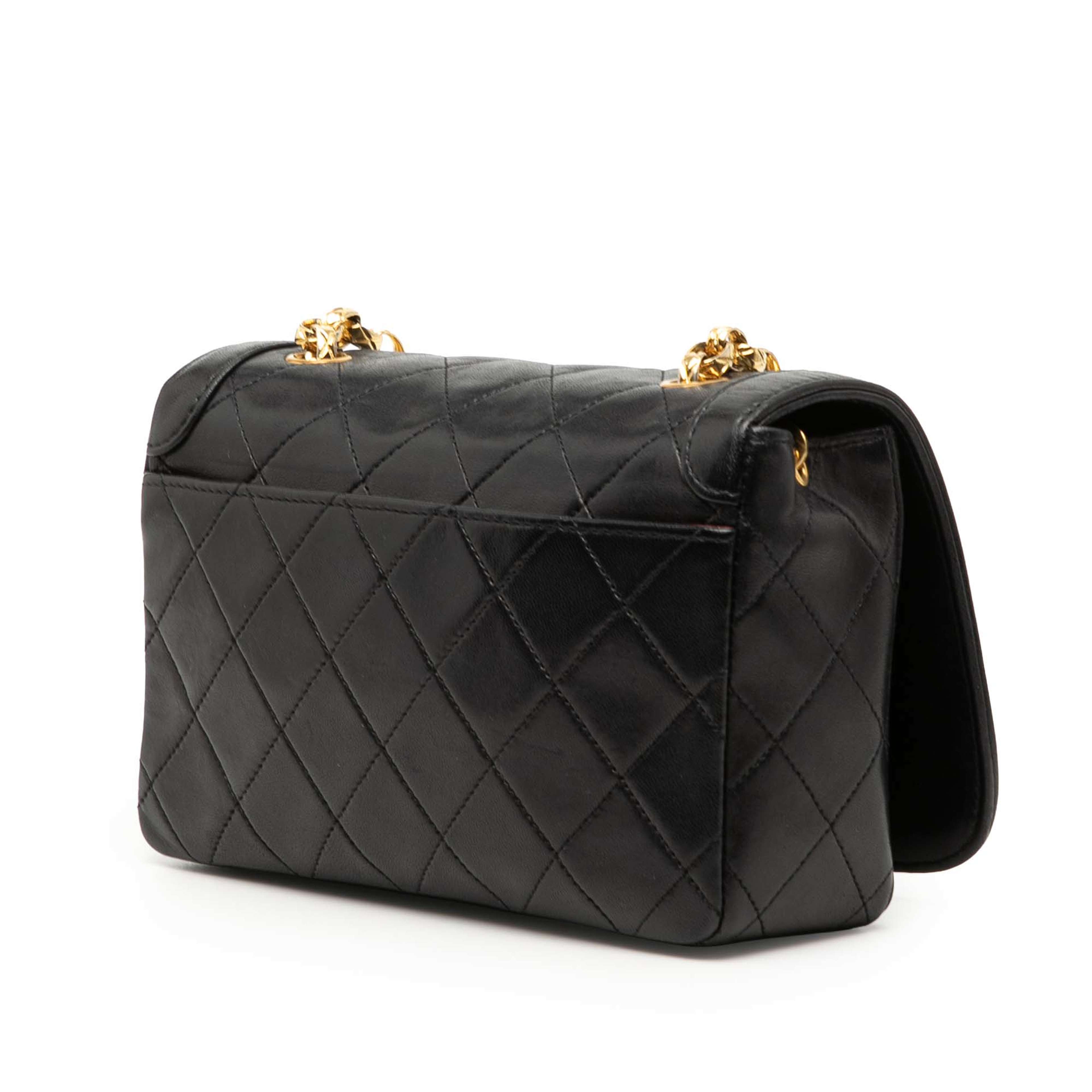 Chanel Cc Quilted Lambskin Bijoux Chain Curved Full Flap, från Luxclusif, i färgen black. Klicka för att öppna bilden i stort format
