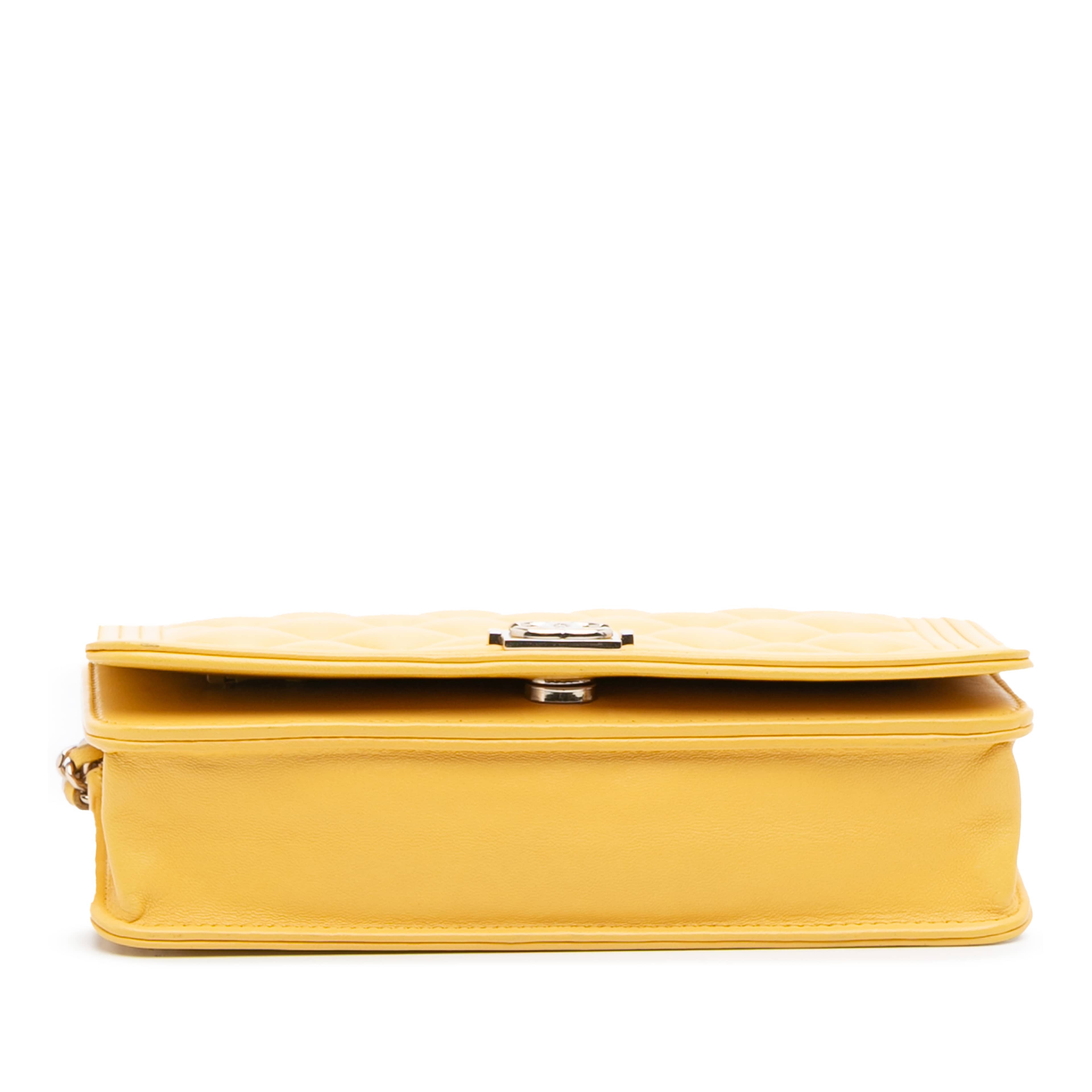 Chanel Quilted Lambskin Boy Wallet On Chain, från Luxclusif, i färgen mustard. Klicka för att öppna bilden i stort format