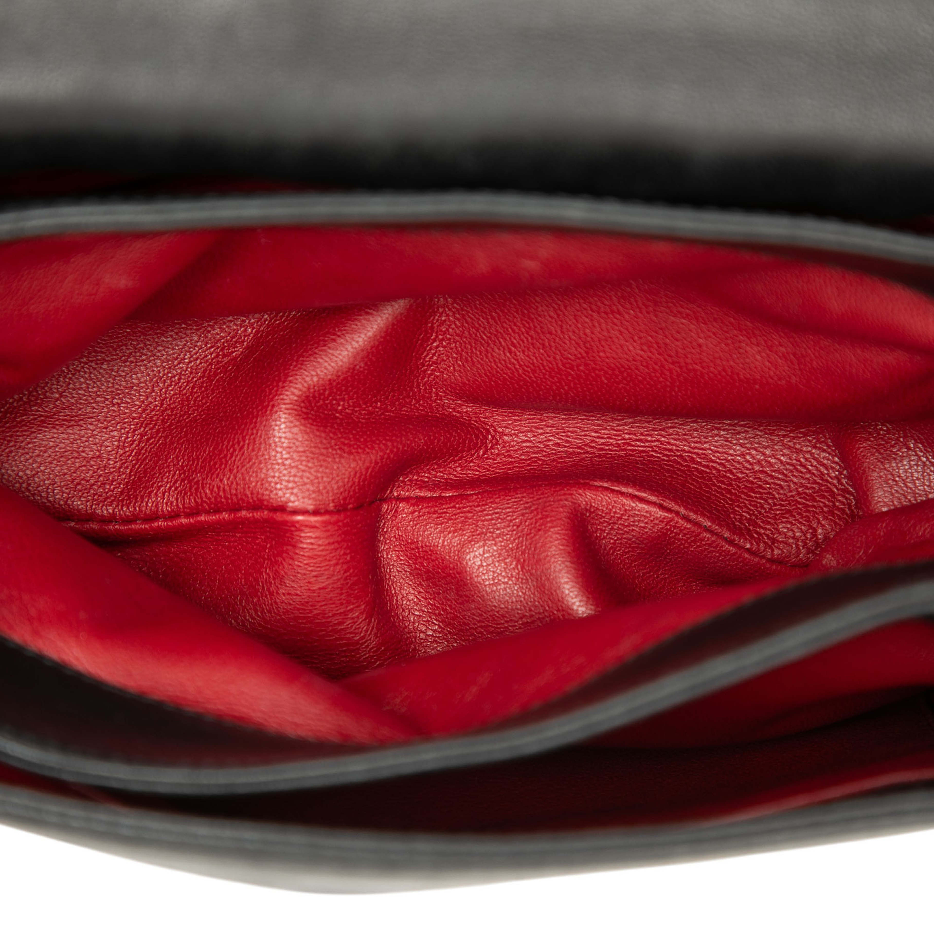 Prada Nappa Gaufre Shoulder Bag, från Luxclusif, i färgen svart. Klicka för att öppna bilden i stort format