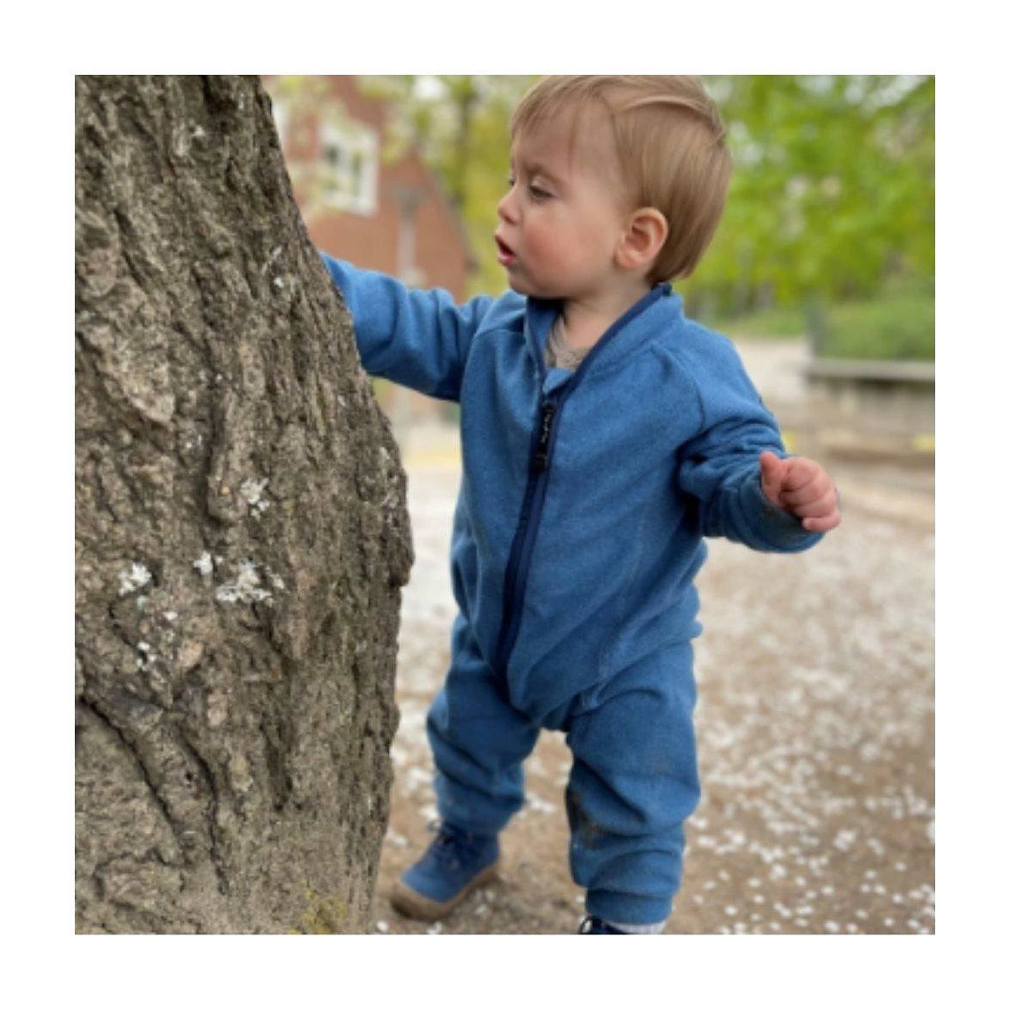 Lynx Micro Fleece Jumpsuit, från ISBJÖRN of Sweden, i färgen denim. Klicka för att öppna bilden i stort format