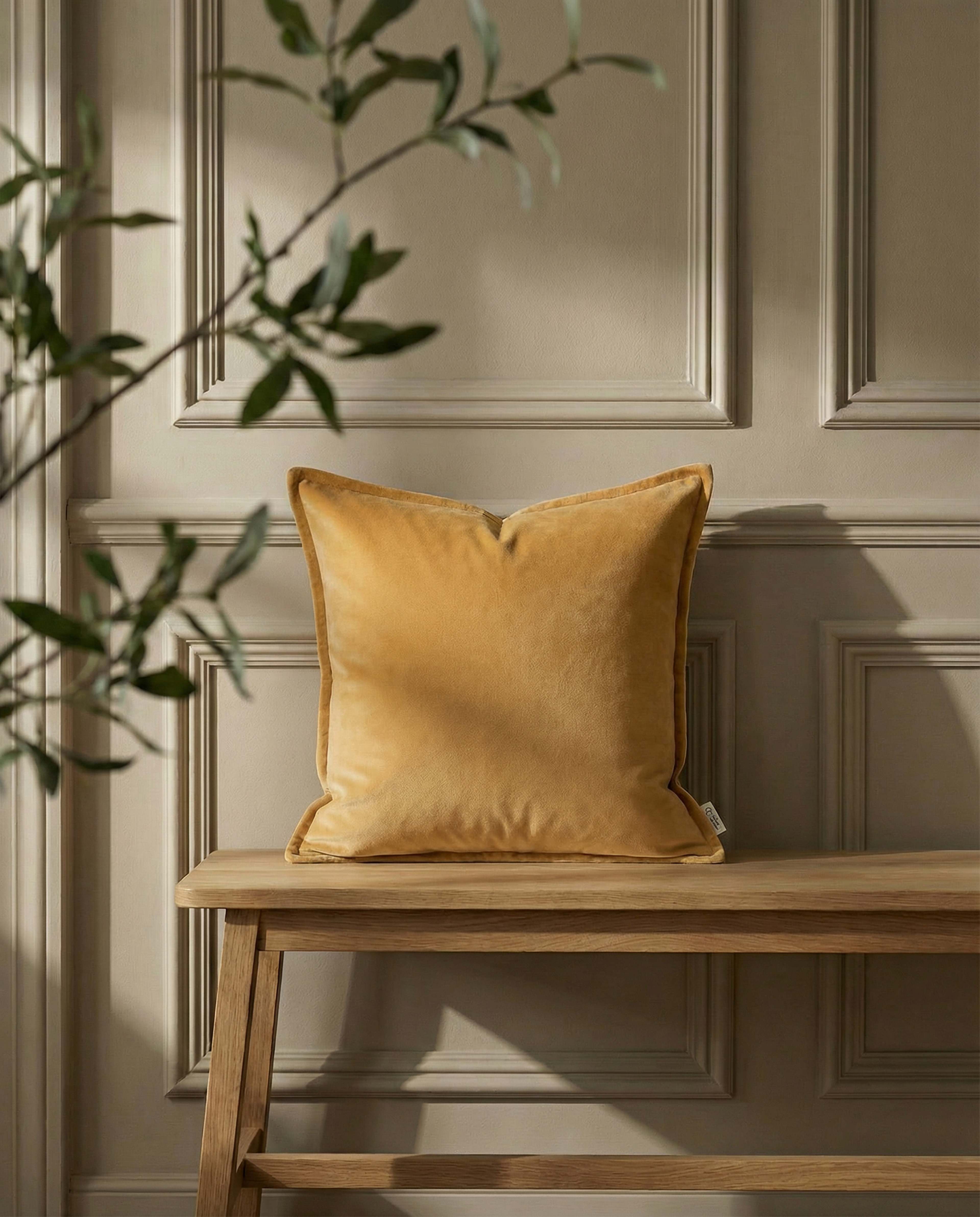 Kuddfodral Classic Velvet 50x50cm, från Classic Collection, i färgen ockra. Klicka för att öppna bilden i stort format