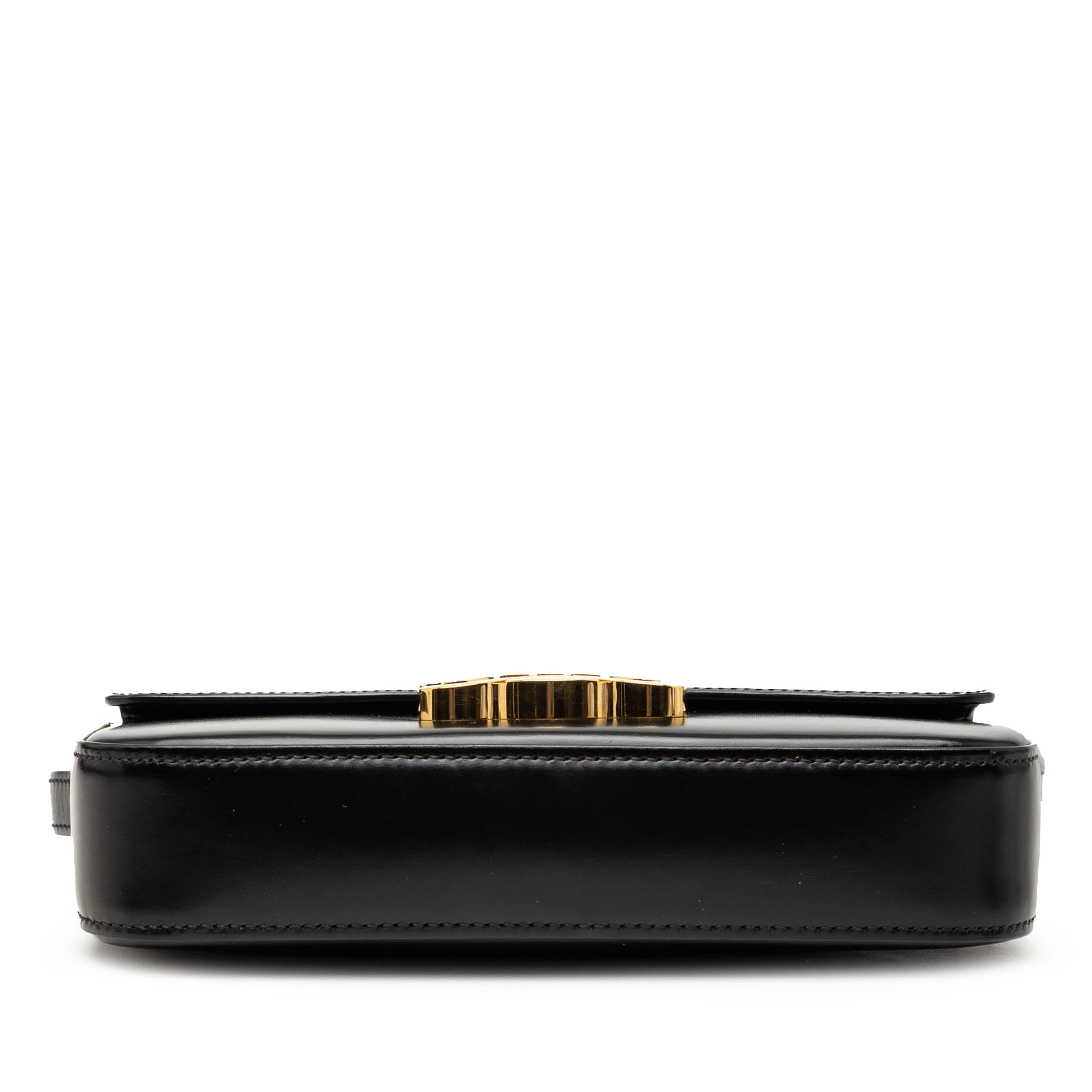 Celine Shiny Calfskin Triomphe Claude Shoulder Bag, från Luxclusif, i färgen black. Klicka för att öppna bilden i stort format