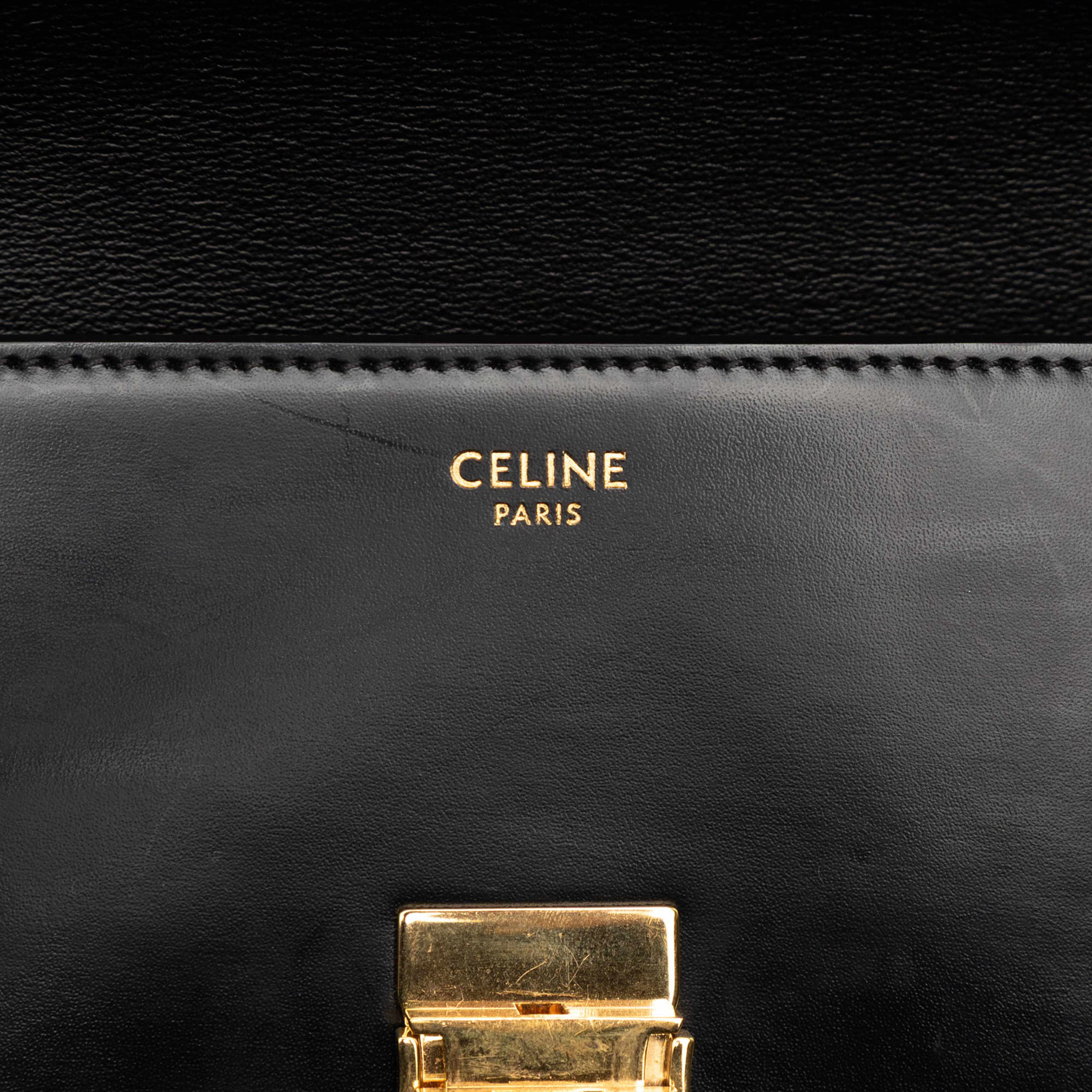 Celine Shiny Calfskin Triomphe Claude Shoulder Bag, från Luxclusif, i färgen black. Klicka för att öppna bilden i stort format