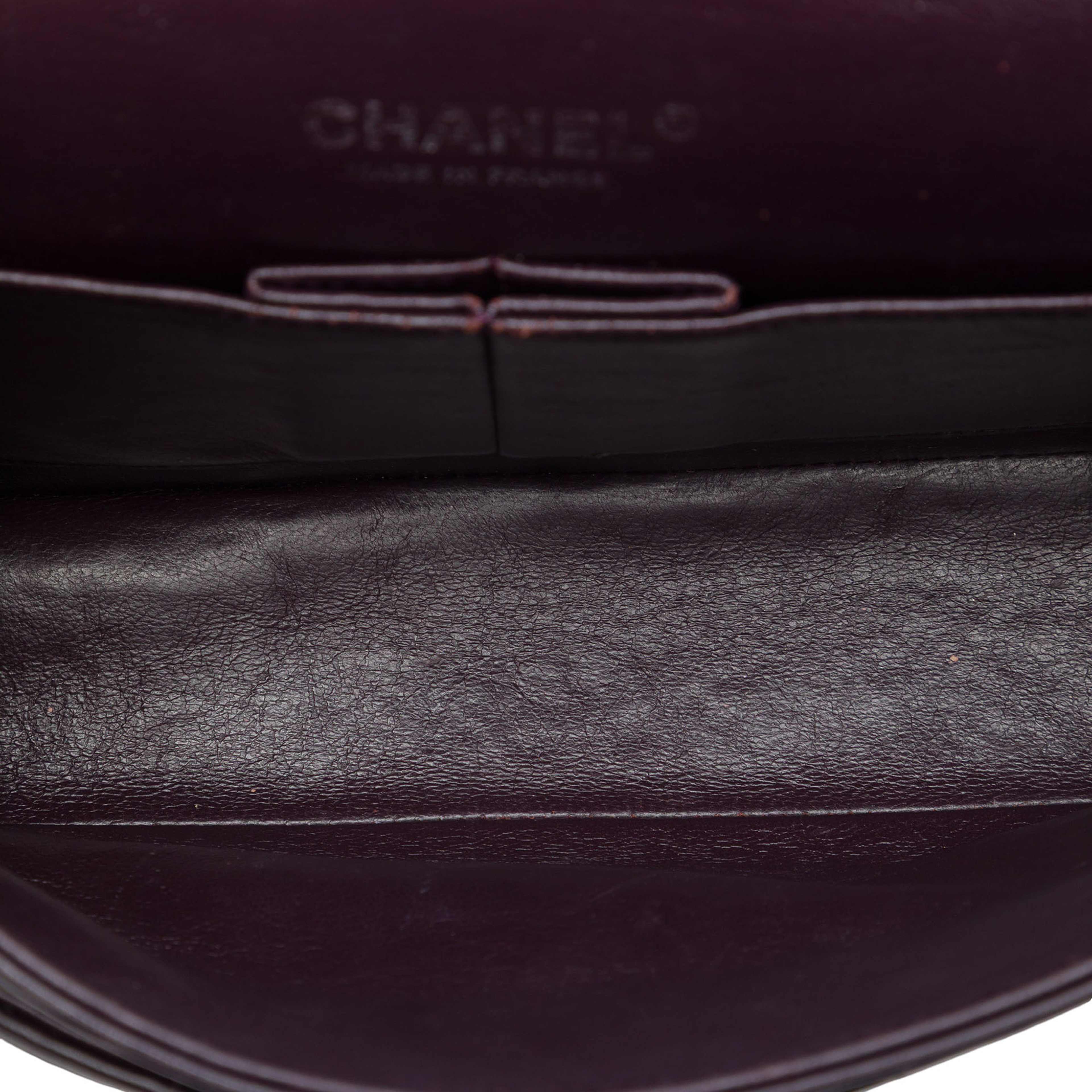Chanel Medium Classic Lambskin Double Flap, från Luxclusif, i färgen purpur. Klicka för att öppna bilden i stort format