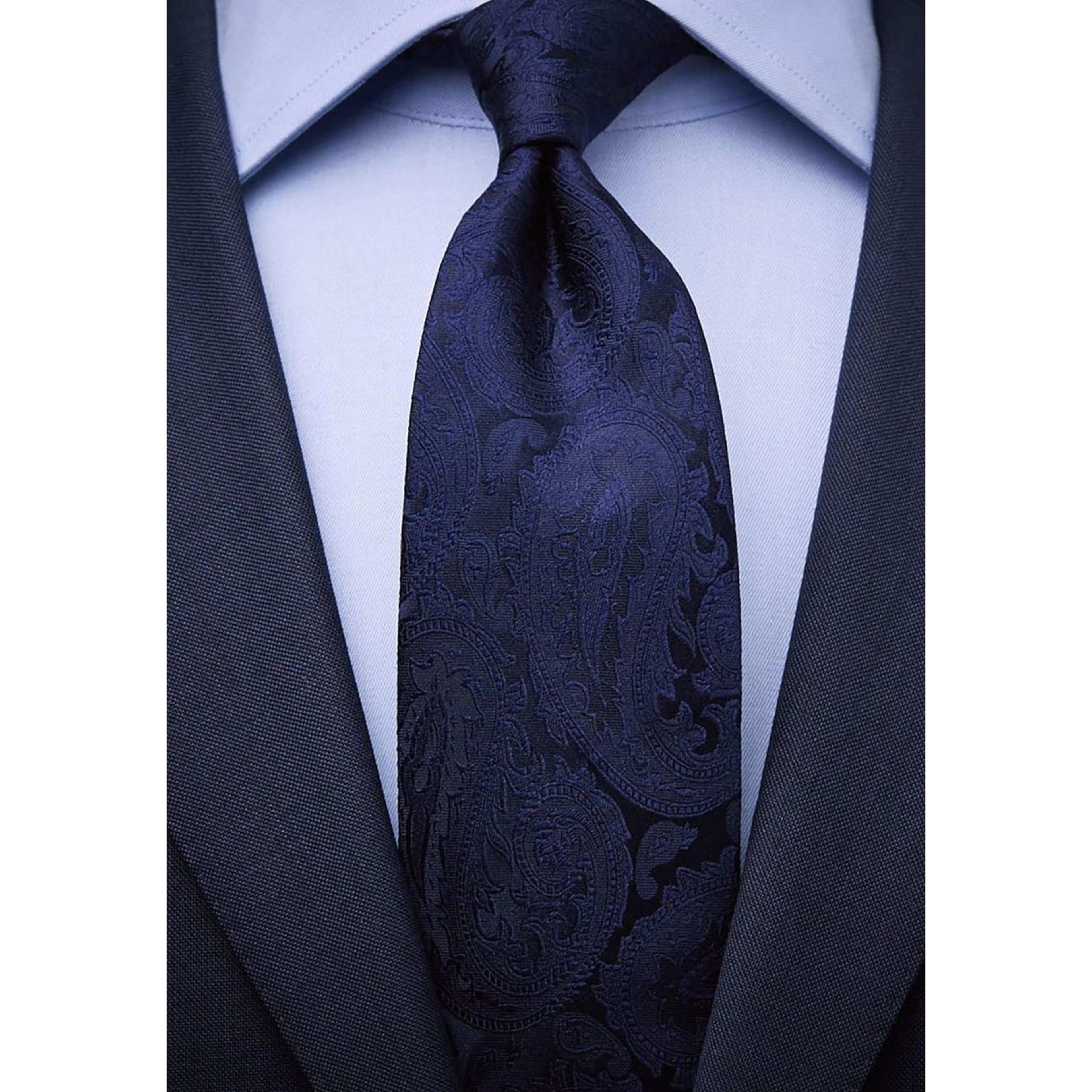 Paisleymönstrad Högtidlig Slips, från John Henric, i färgen mörkblå. Klicka för att öppna bilden i stort format