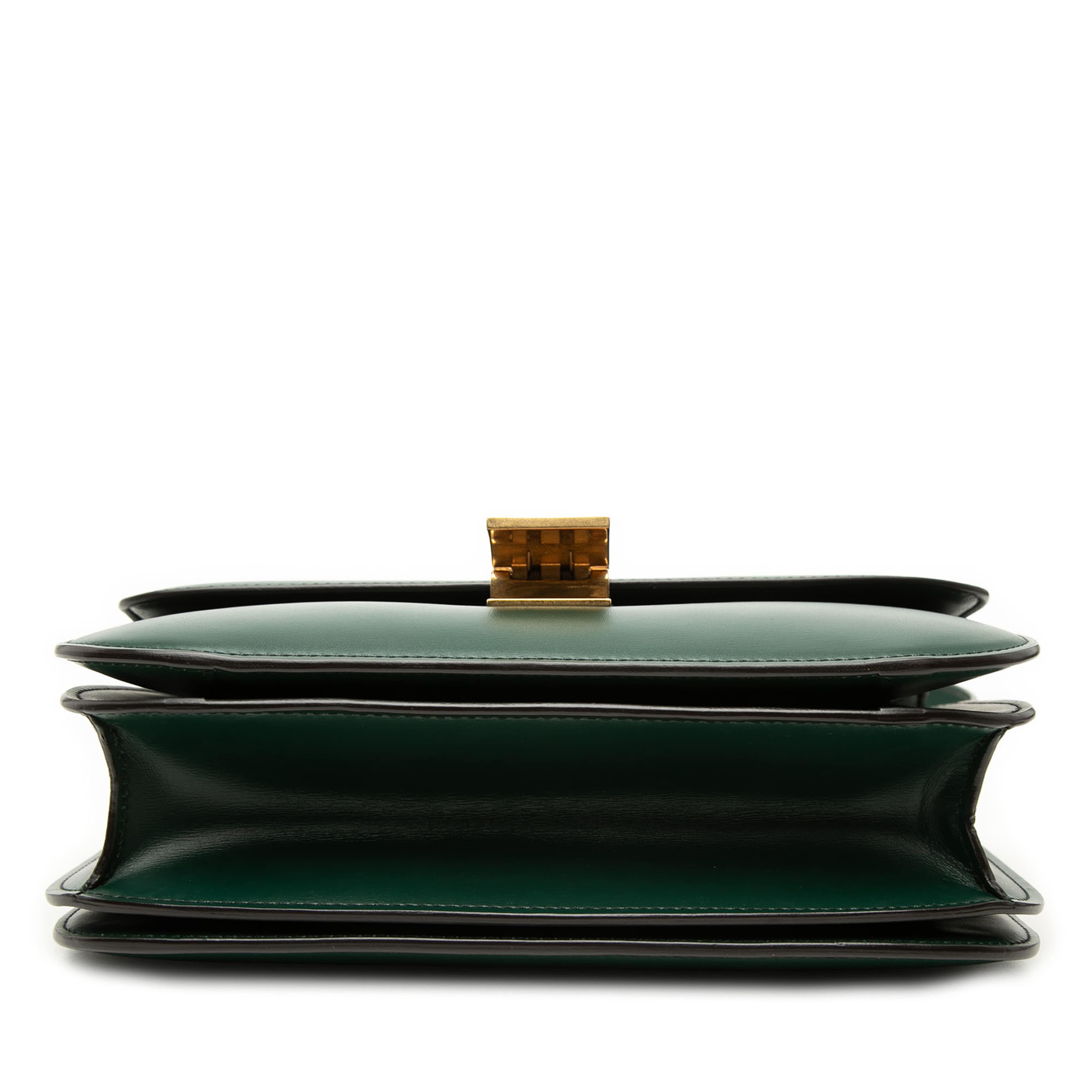 Celine Medium Calfskin Classic Box, från Luxclusif, i färgen grön. Klicka för att öppna bilden i stort format