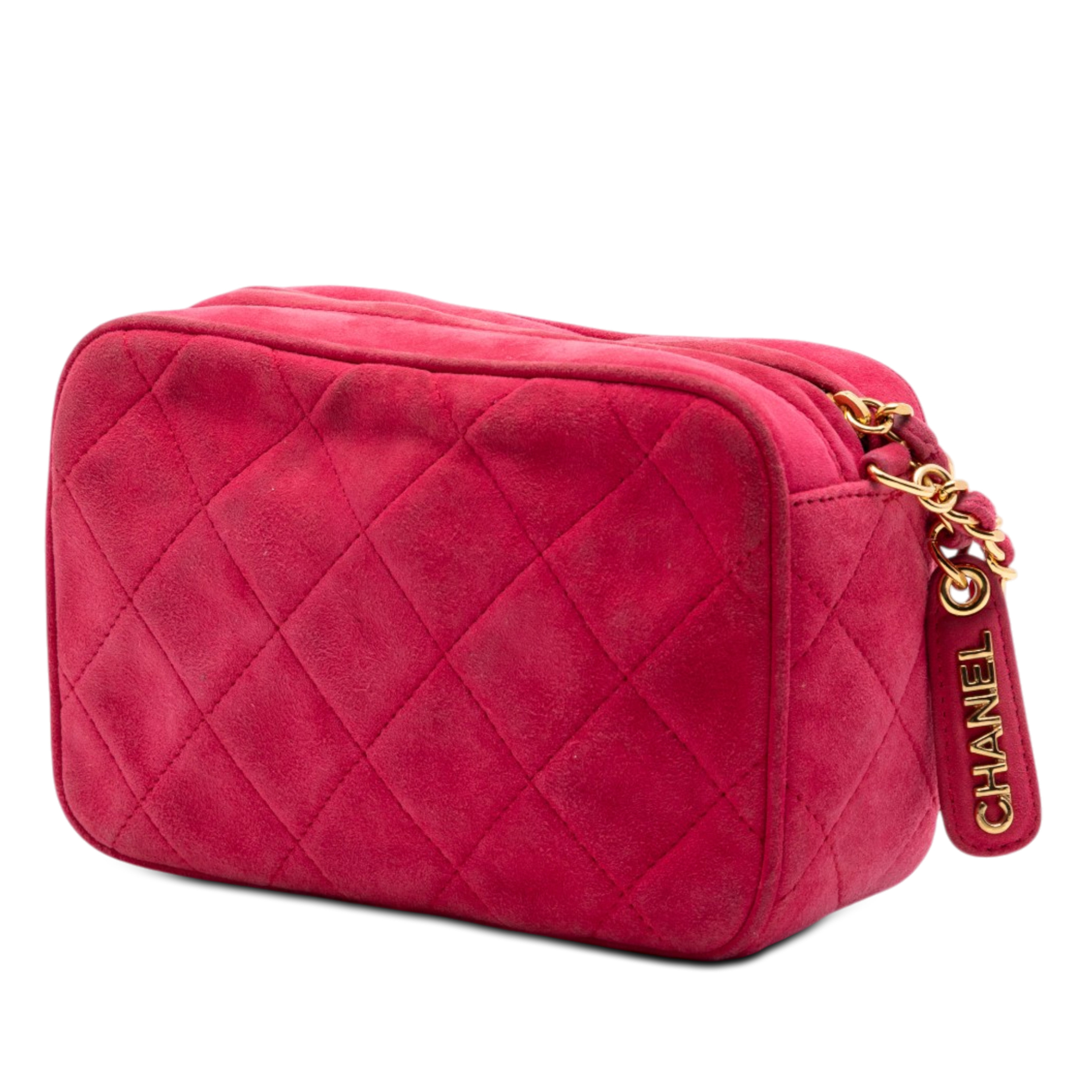 Chanel Cc Quilted Suede Camera Bag, från Luxclusif, i färgen röd. Klicka för att öppna bilden i stort format