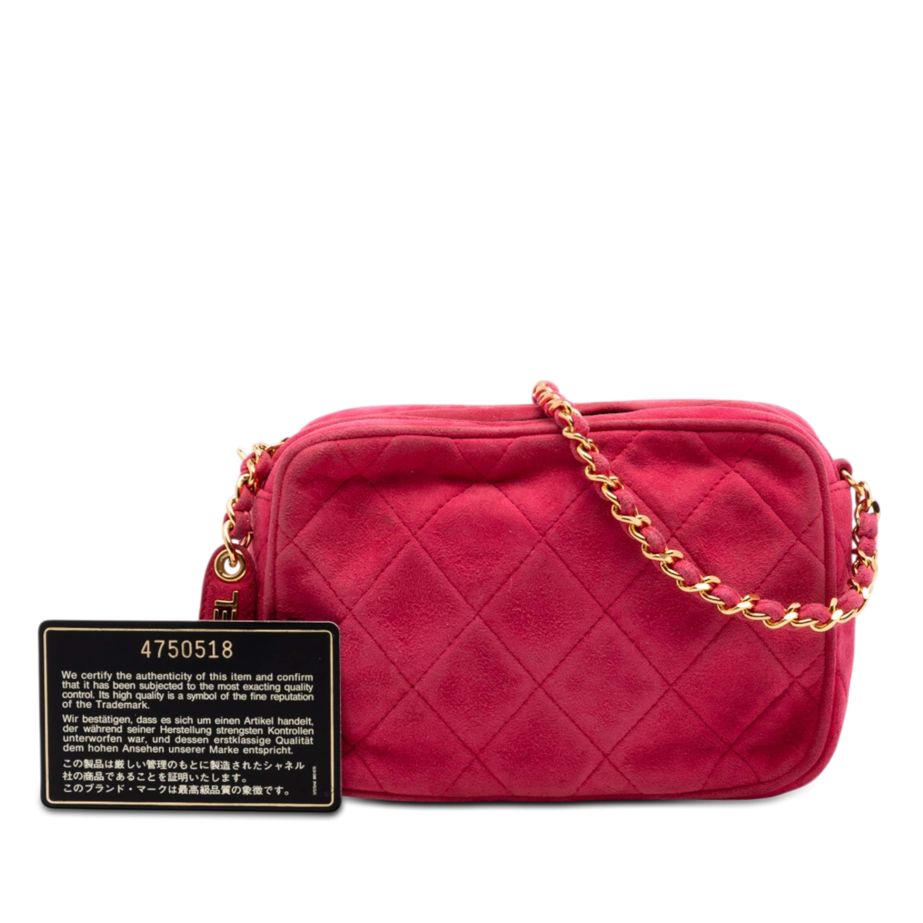 Chanel Cc Quilted Suede Camera Bag, från Luxclusif, i färgen röd. Klicka för att öppna bilden i stort format
