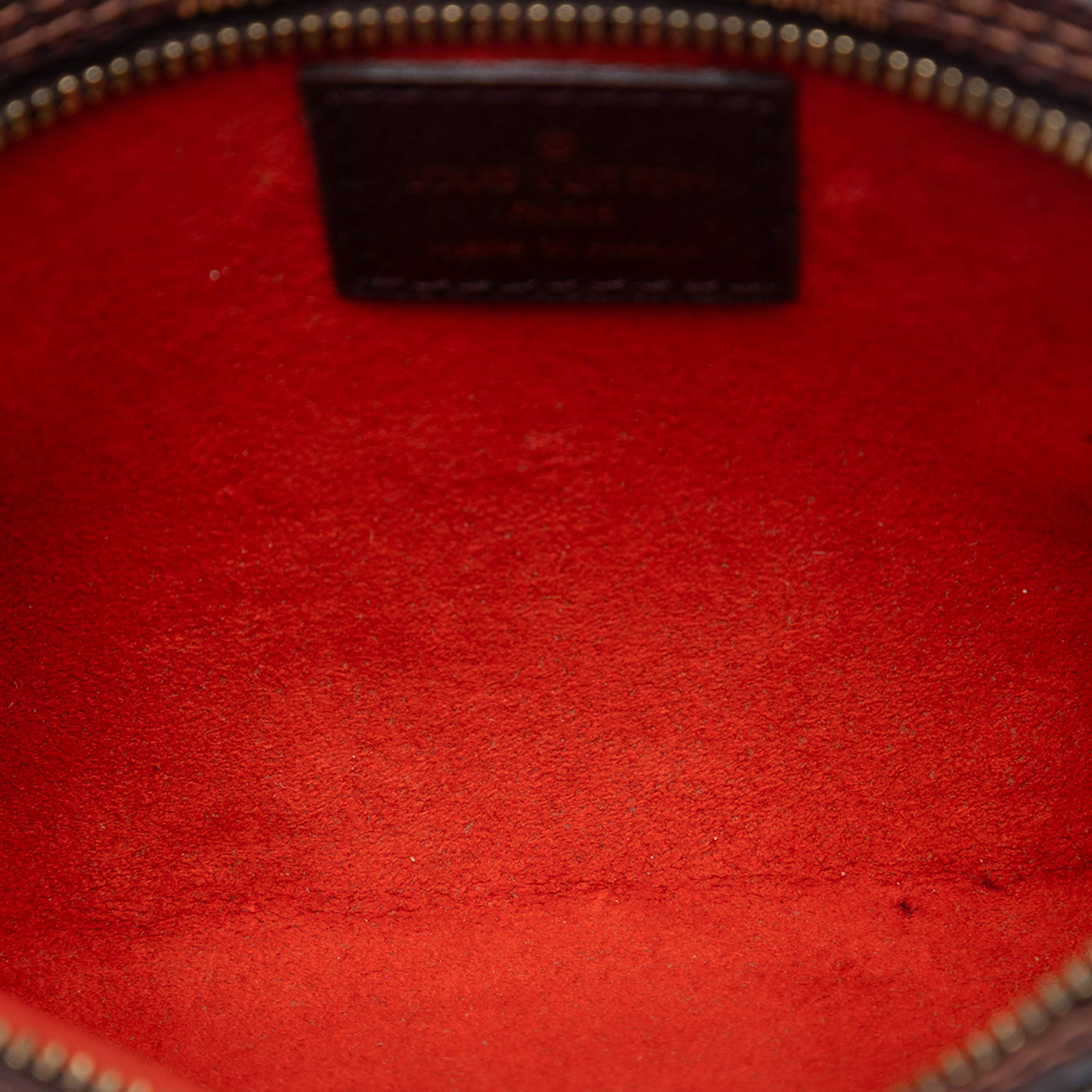 Louis Vuitton Damier Ebene Marais Bucket Pouch, från Luxclusif, i färgen brown. Klicka för att öppna bilden i stort format