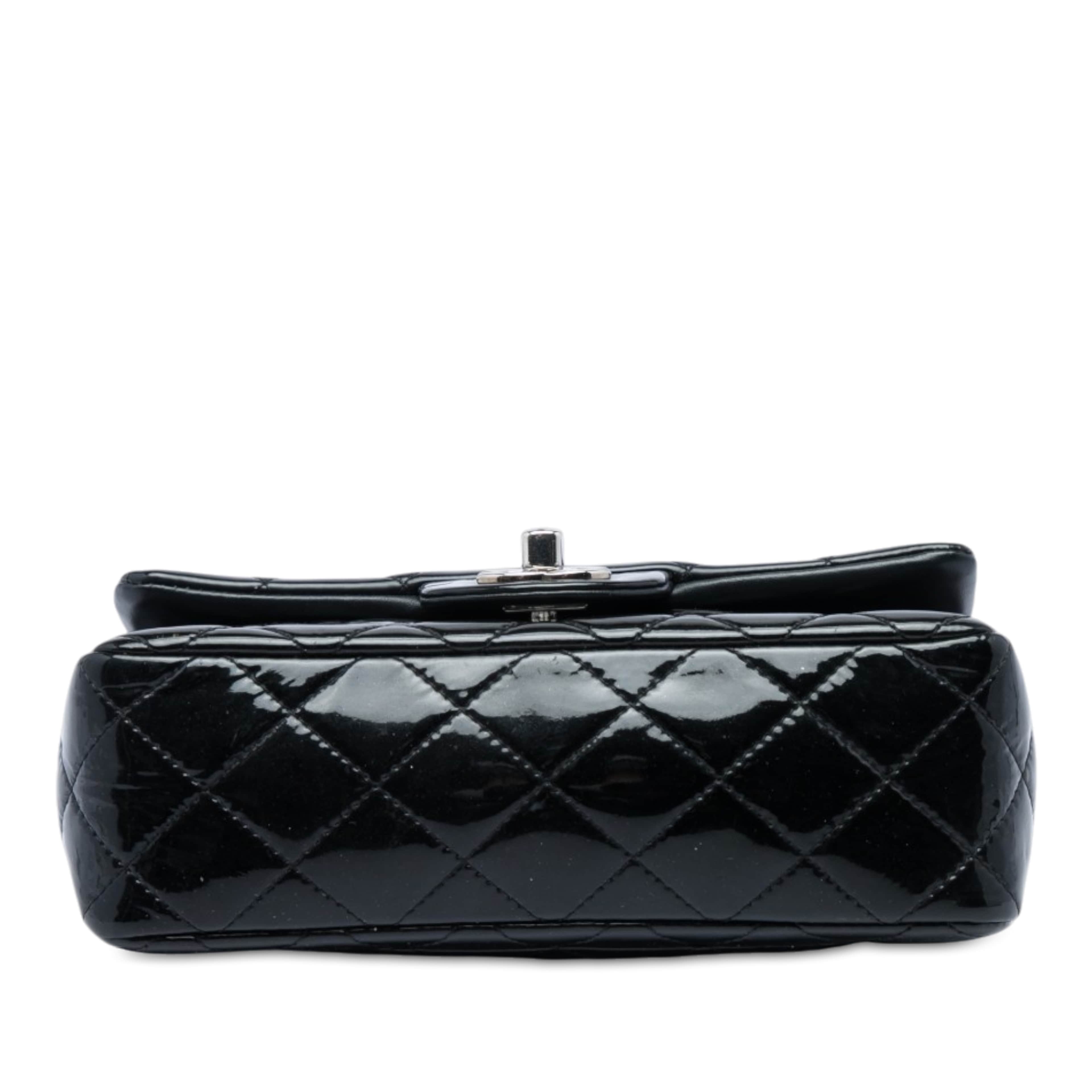 Chanel Mini Rectangular Classic Patent Single Flap, från Luxclusif, i färgen svart. Klicka för att öppna bilden i stort format
