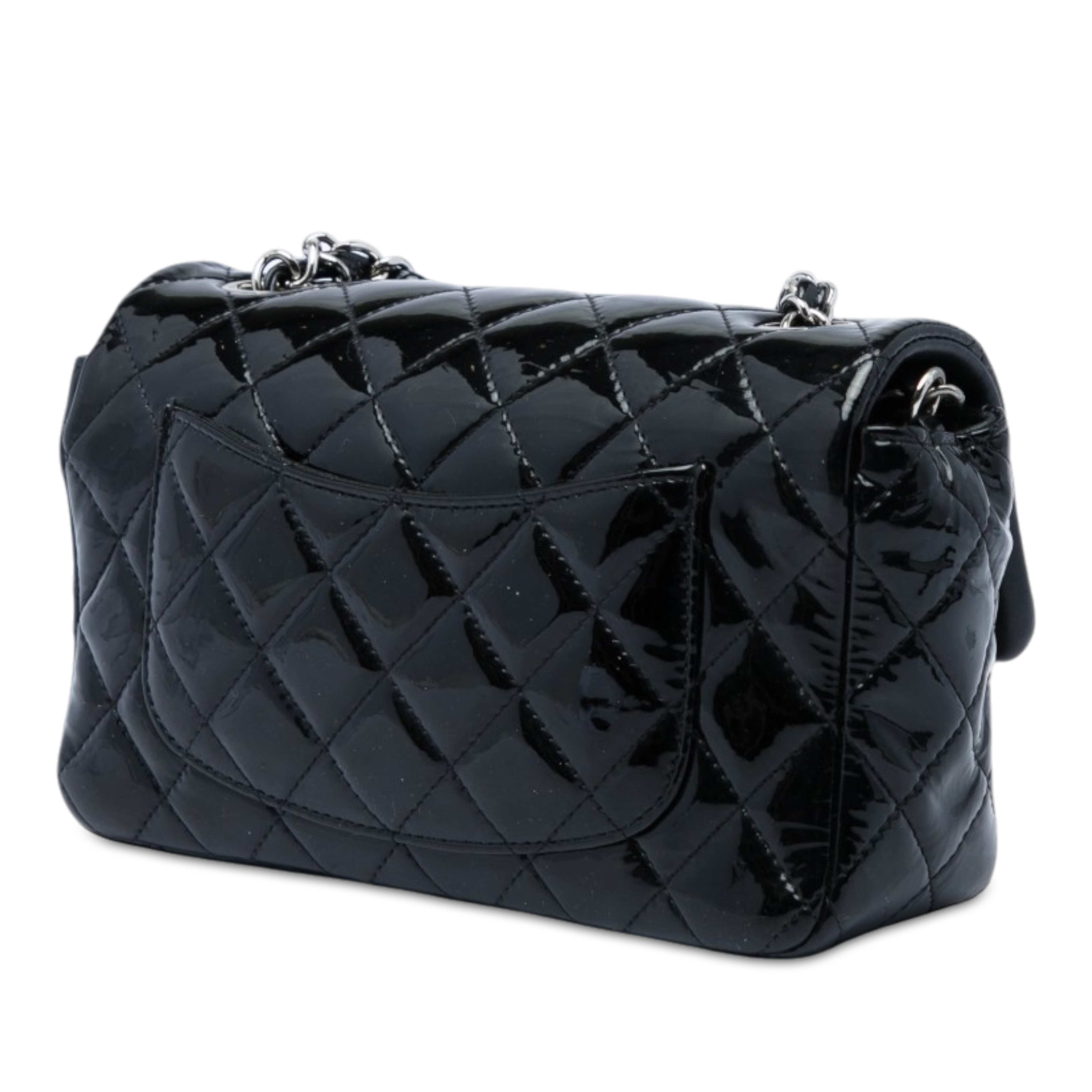 Chanel Mini Rectangular Classic Patent Single Flap, från Luxclusif, i färgen svart. Klicka för att öppna bilden i stort format