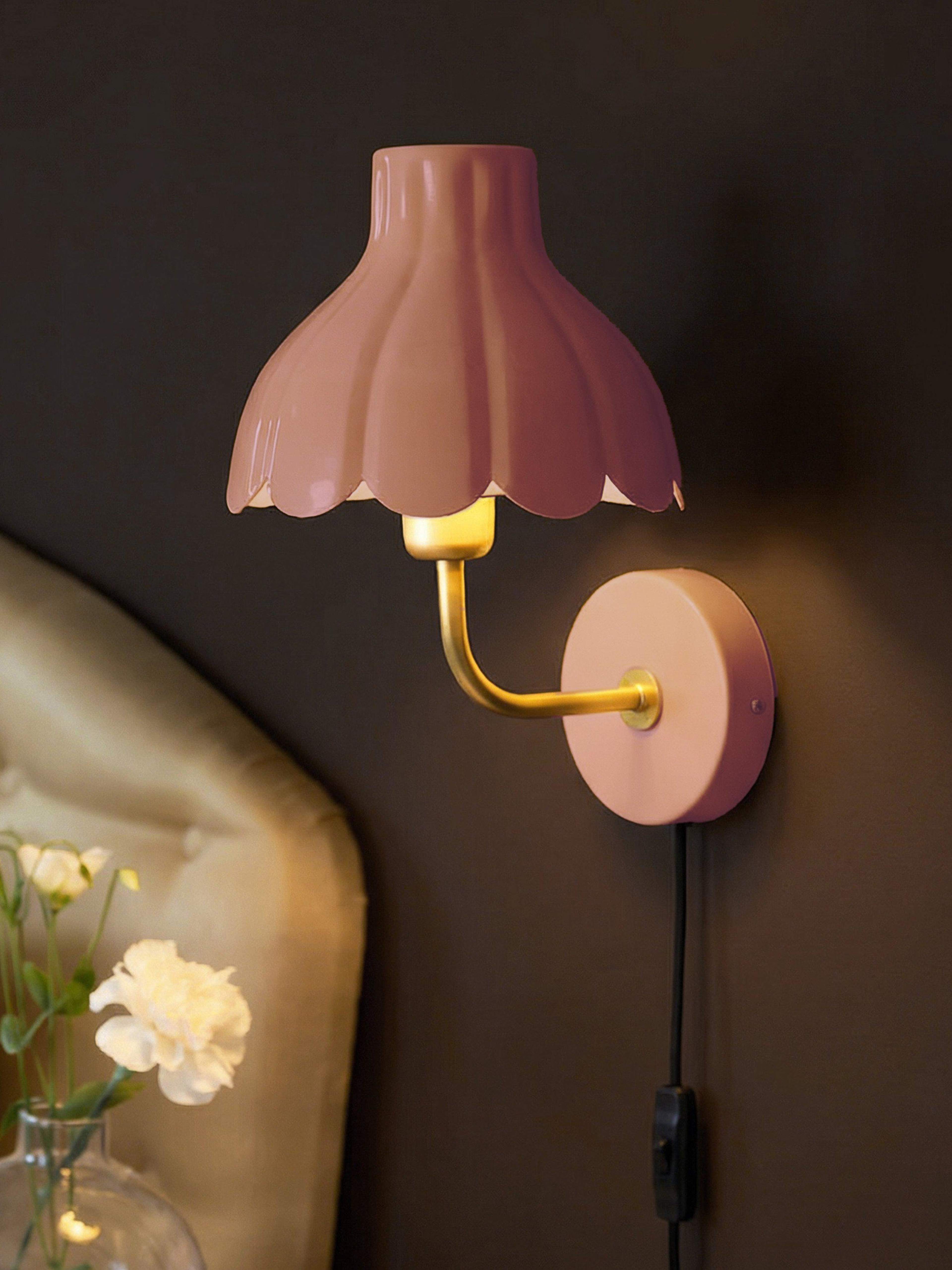 Wells Vägglampa, från PR Home, i färgen mellanrosa. Klicka för att öppna bilden i stort format