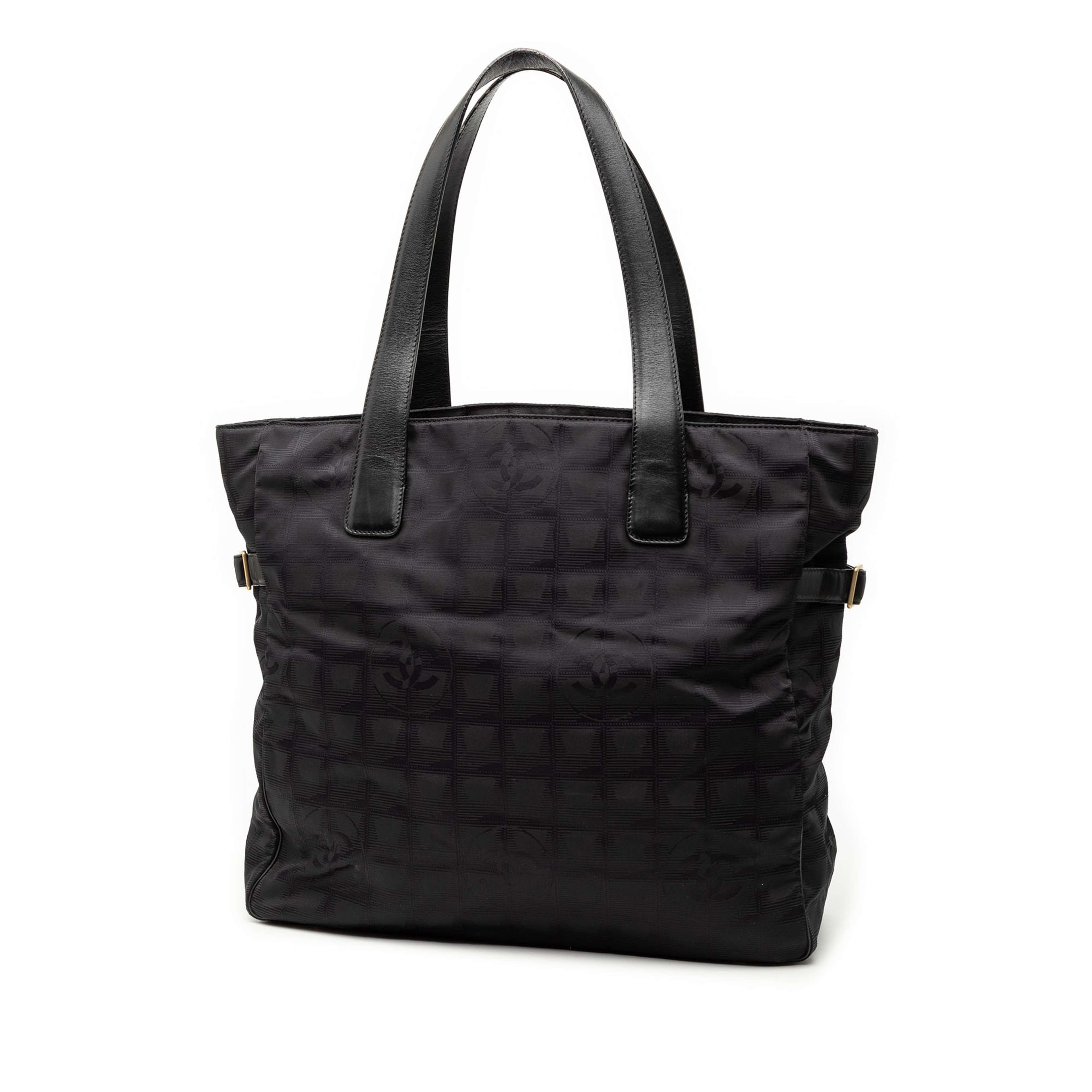 Chanel New Travel Line Nylon Tote, från Luxclusif, i färgen black. Klicka för att öppna bilden i stort format