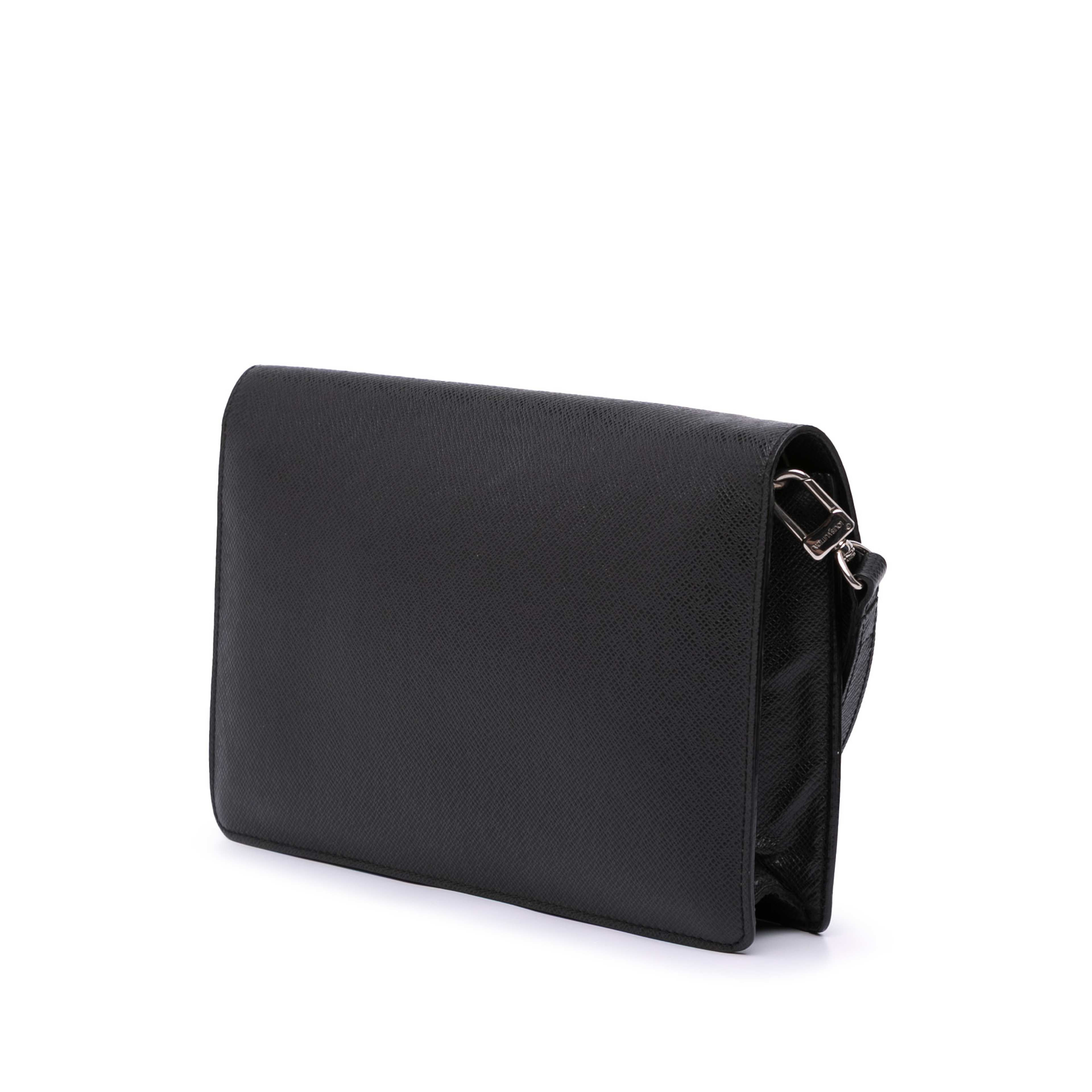 Louis Vuitton Taiga Belaia Clutch, från Luxclusif, i färgen black.