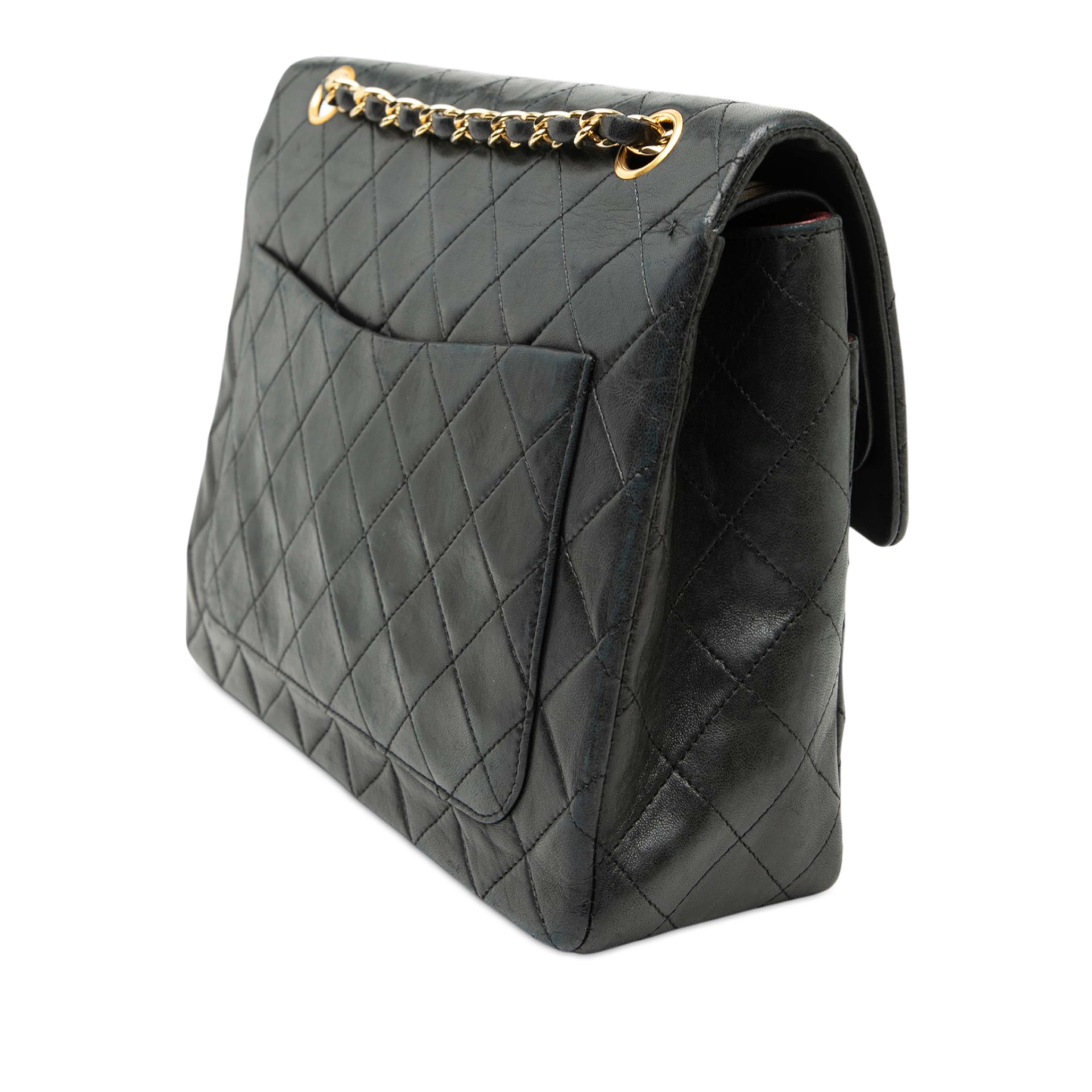 Chanel Medium Tall Classic Lambskin Double Flap, från Luxclusif, i färgen svart. Klicka för att öppna bilden i stort format