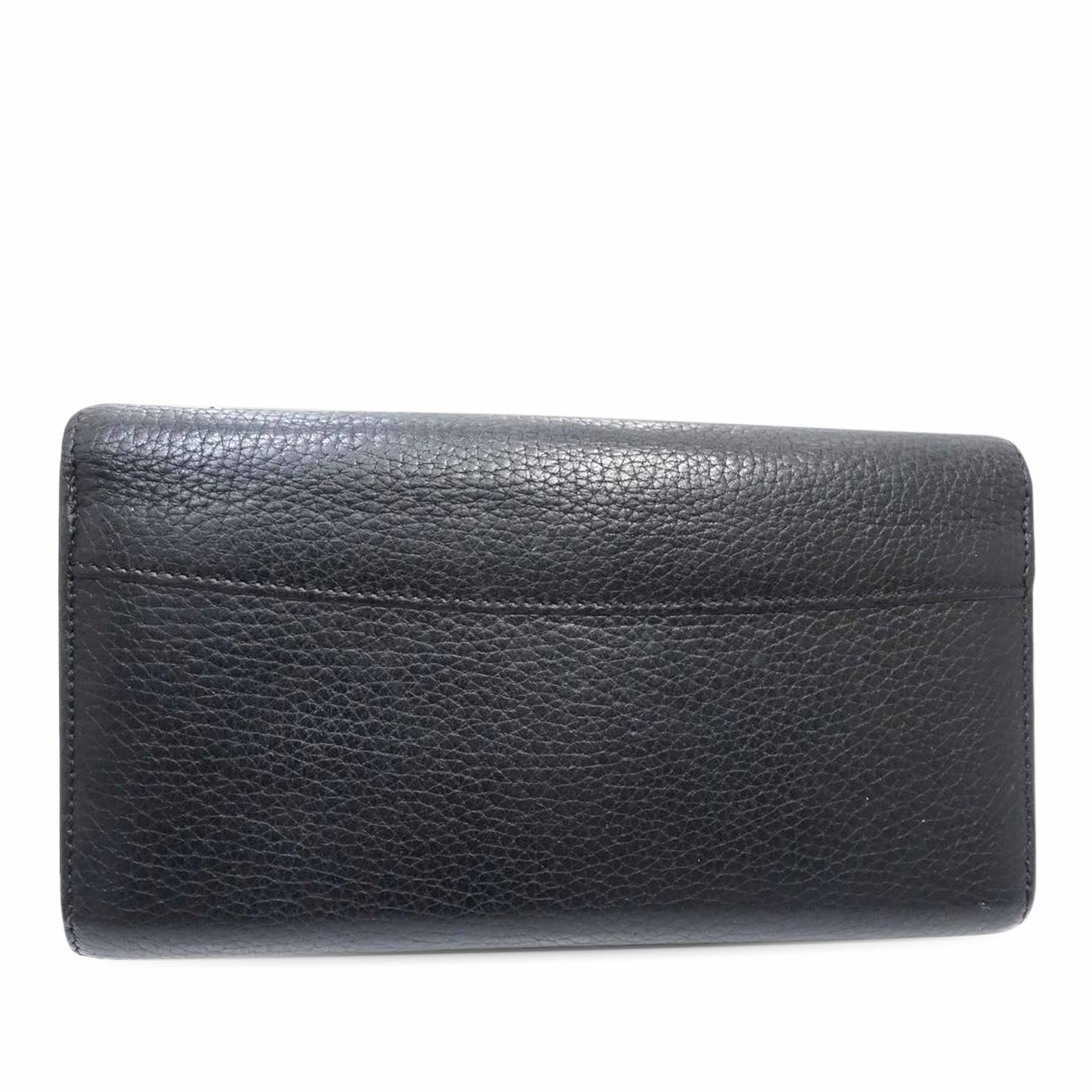 Louis Vuitton Taurillon Capucines Long Wallet, från Luxclusif, i färgen svart. Klicka för att öppna bilden i stort format