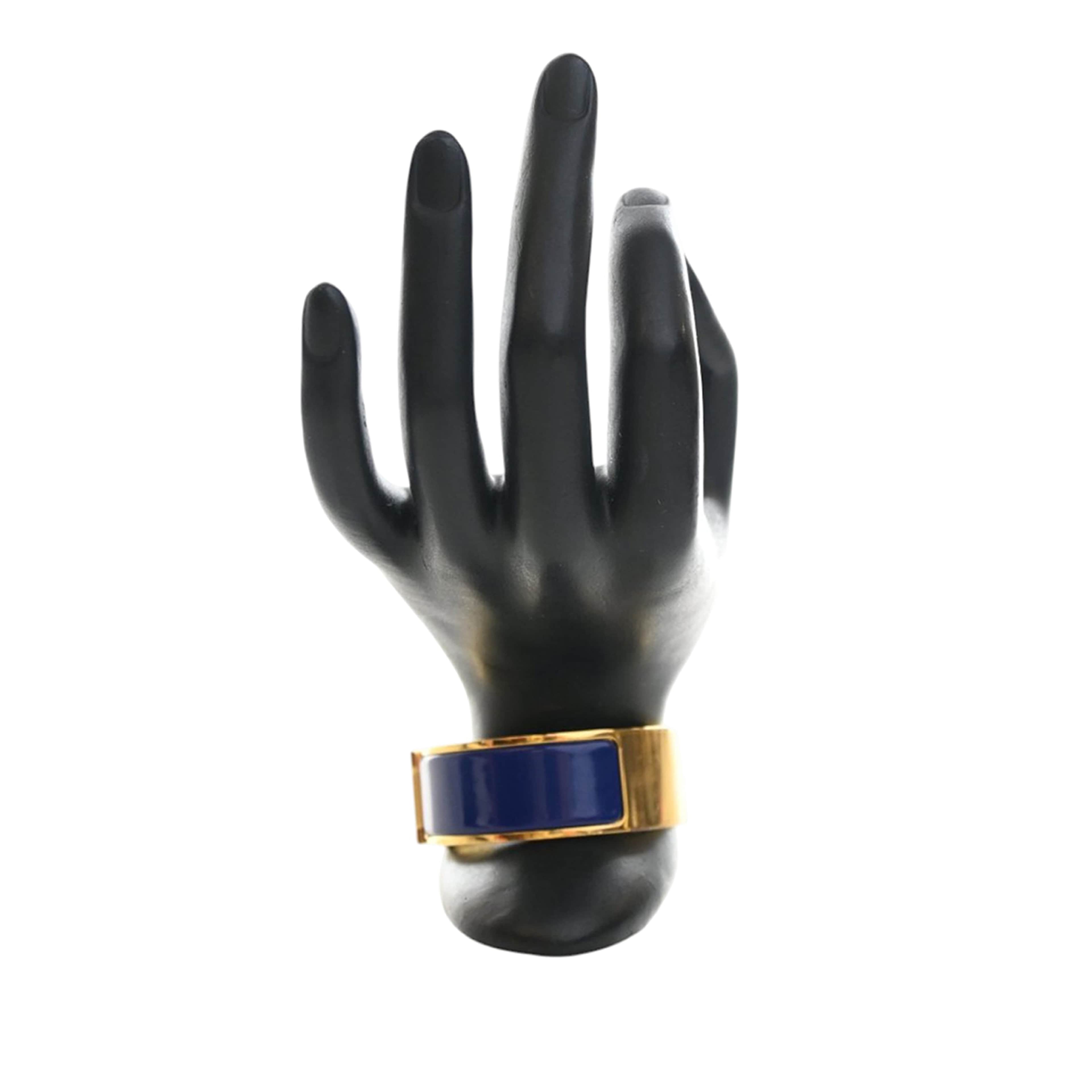 Hermès Wide Enamel Clic Clac H Bracelet Pm, från Luxclusif, i färgen dark blue. Klicka för att öppna bilden i stort format