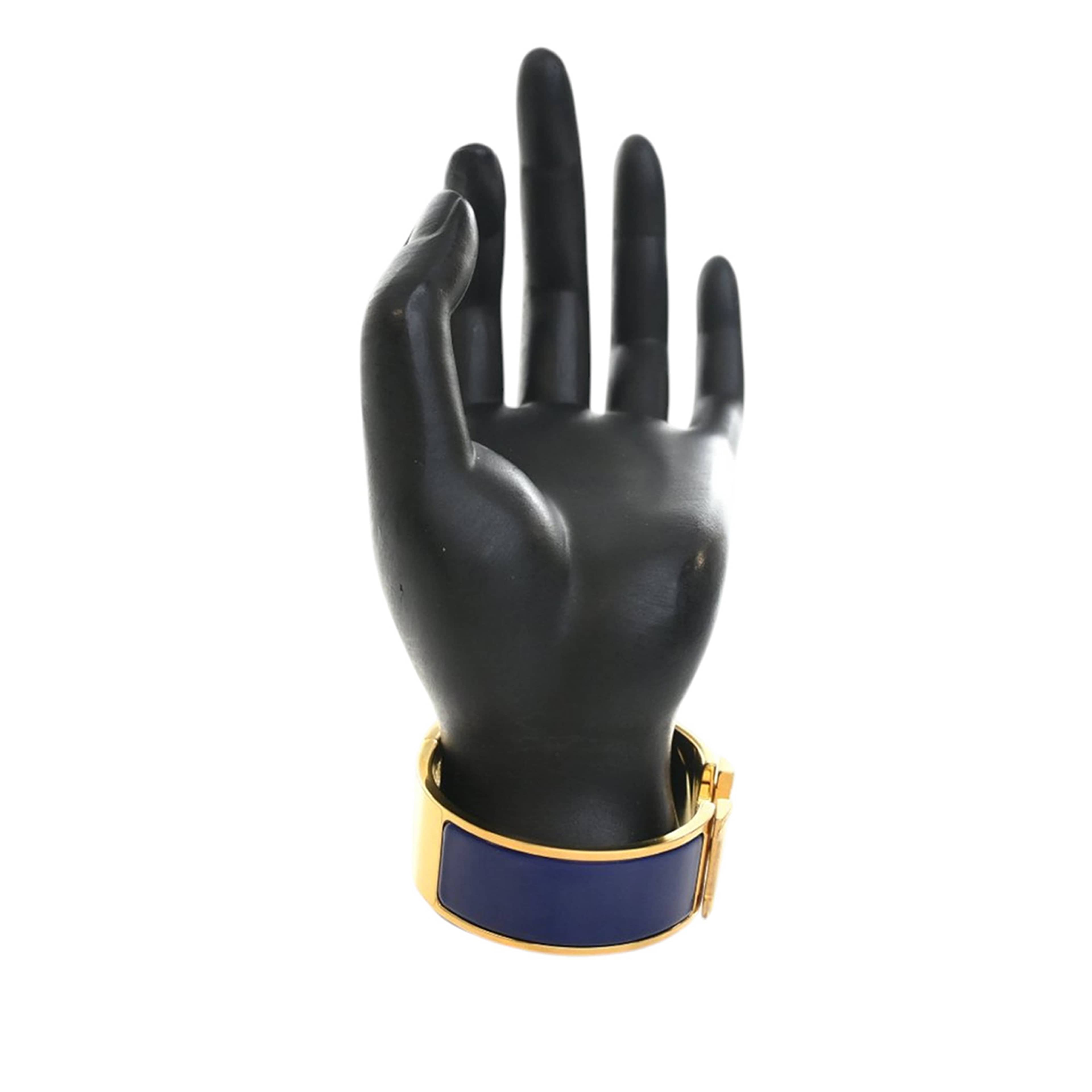 Hermès Wide Enamel Clic Clac H Bracelet Pm, från Luxclusif, i färgen dark blue. Klicka för att öppna bilden i stort format