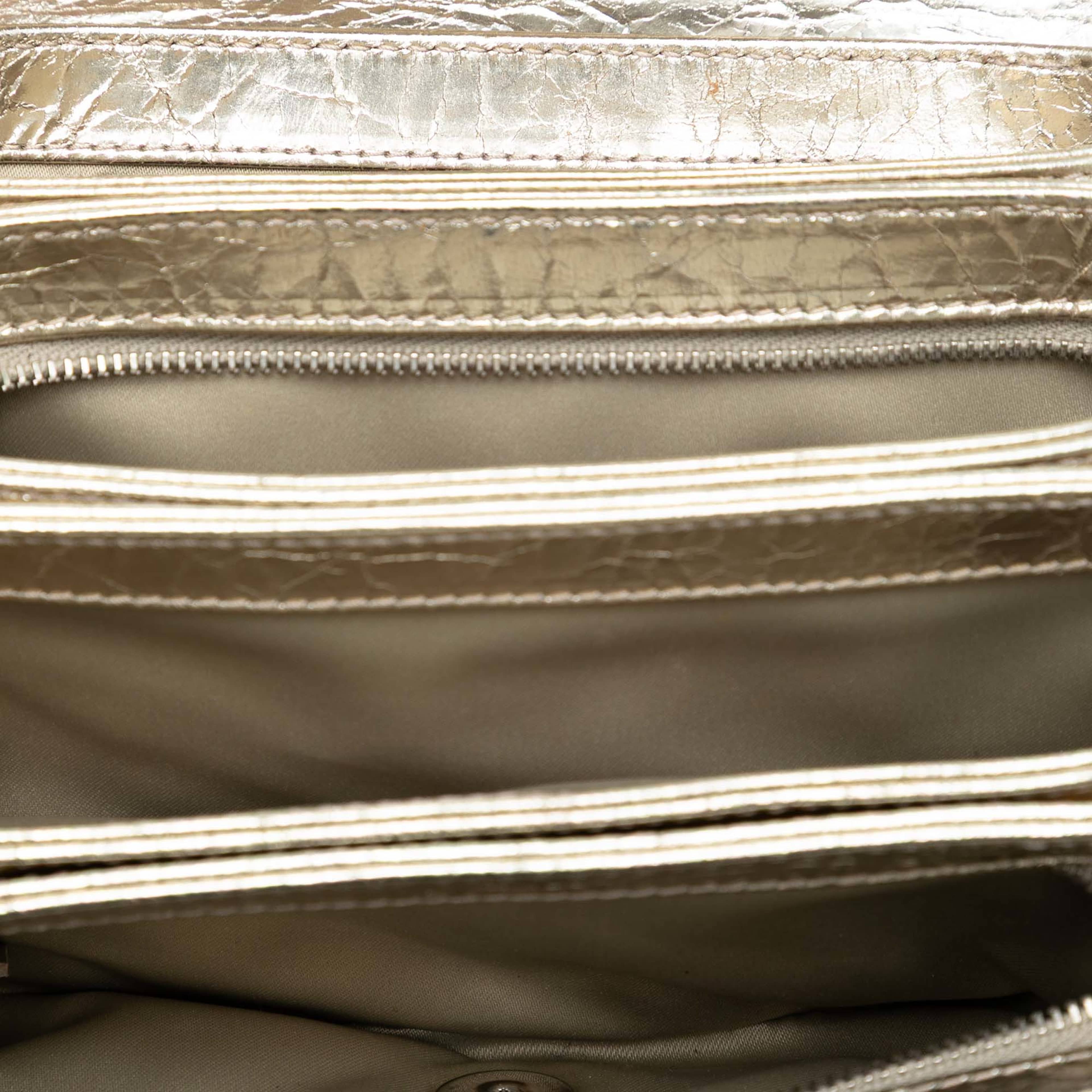 Chanel Small Metallic Crackled Calfskin Clams Pocket Flap, från Luxclusif, i färgen light gold. Klicka för att öppna bilden i stort format