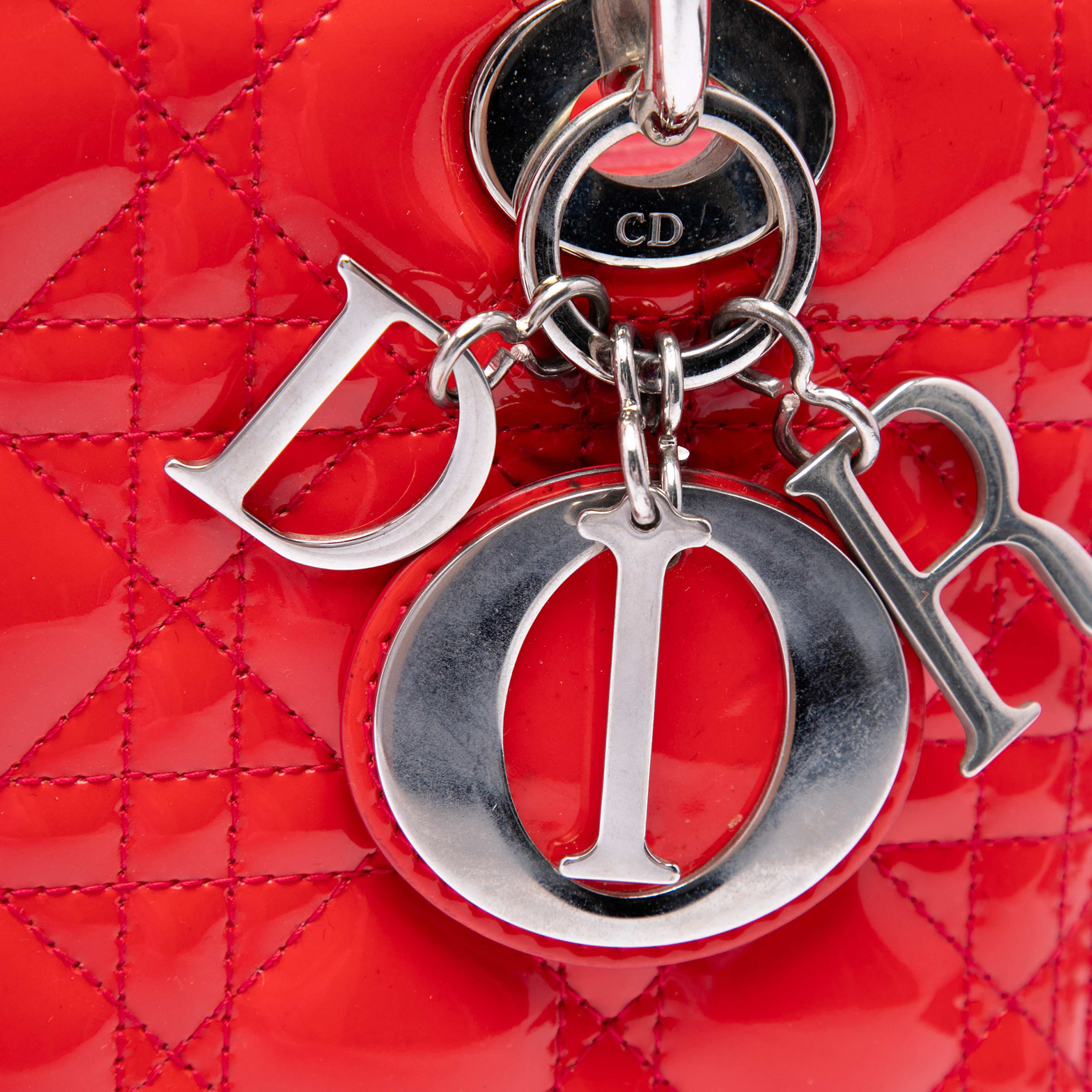 Dior Medium Patent Cannage Lady Dior, från Luxclusif, i färgen röd. Klicka för att öppna bilden i stort format