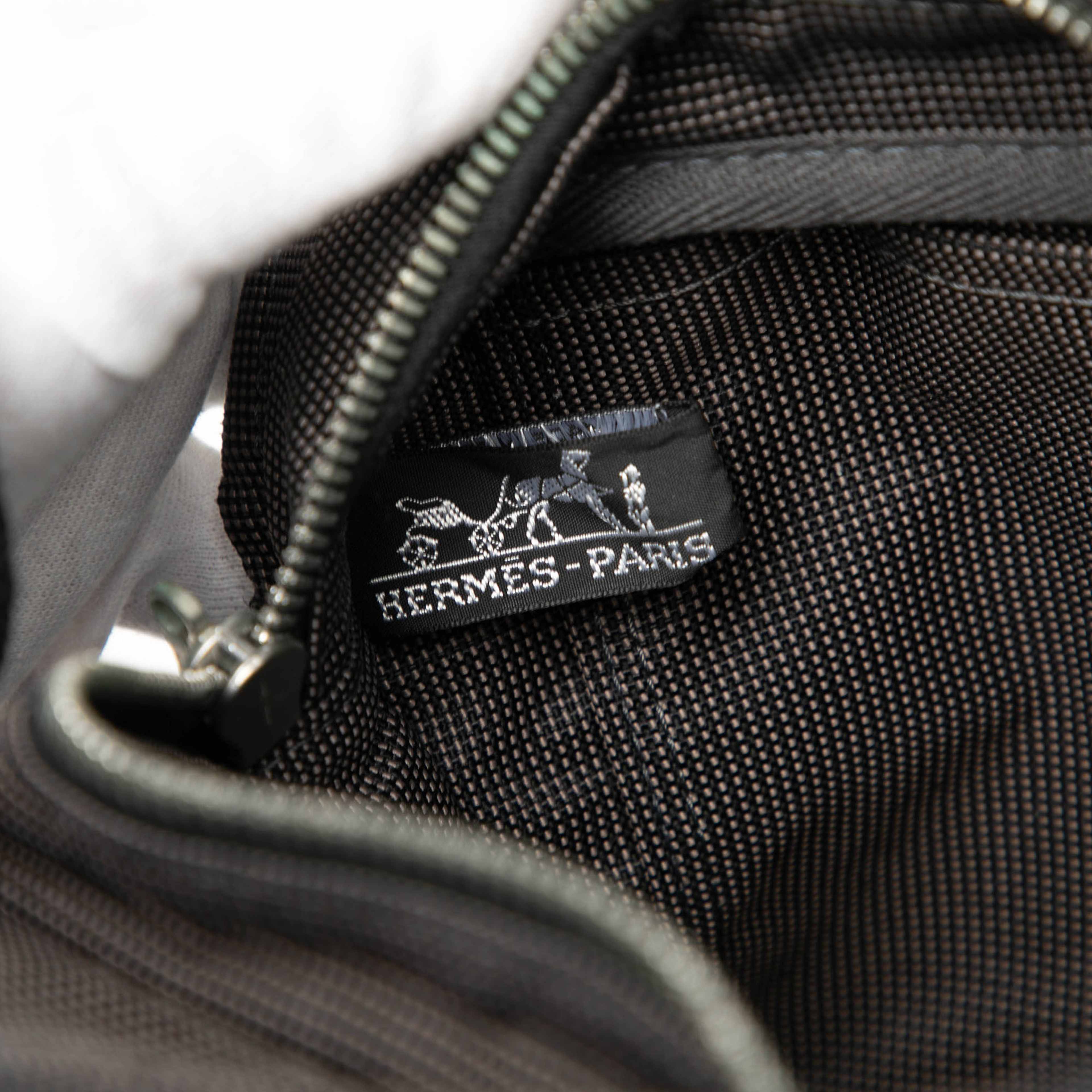 Hermès Canvas Herline Pm, från Luxclusif, i färgen dark gray. Klicka för att öppna bilden i stort format