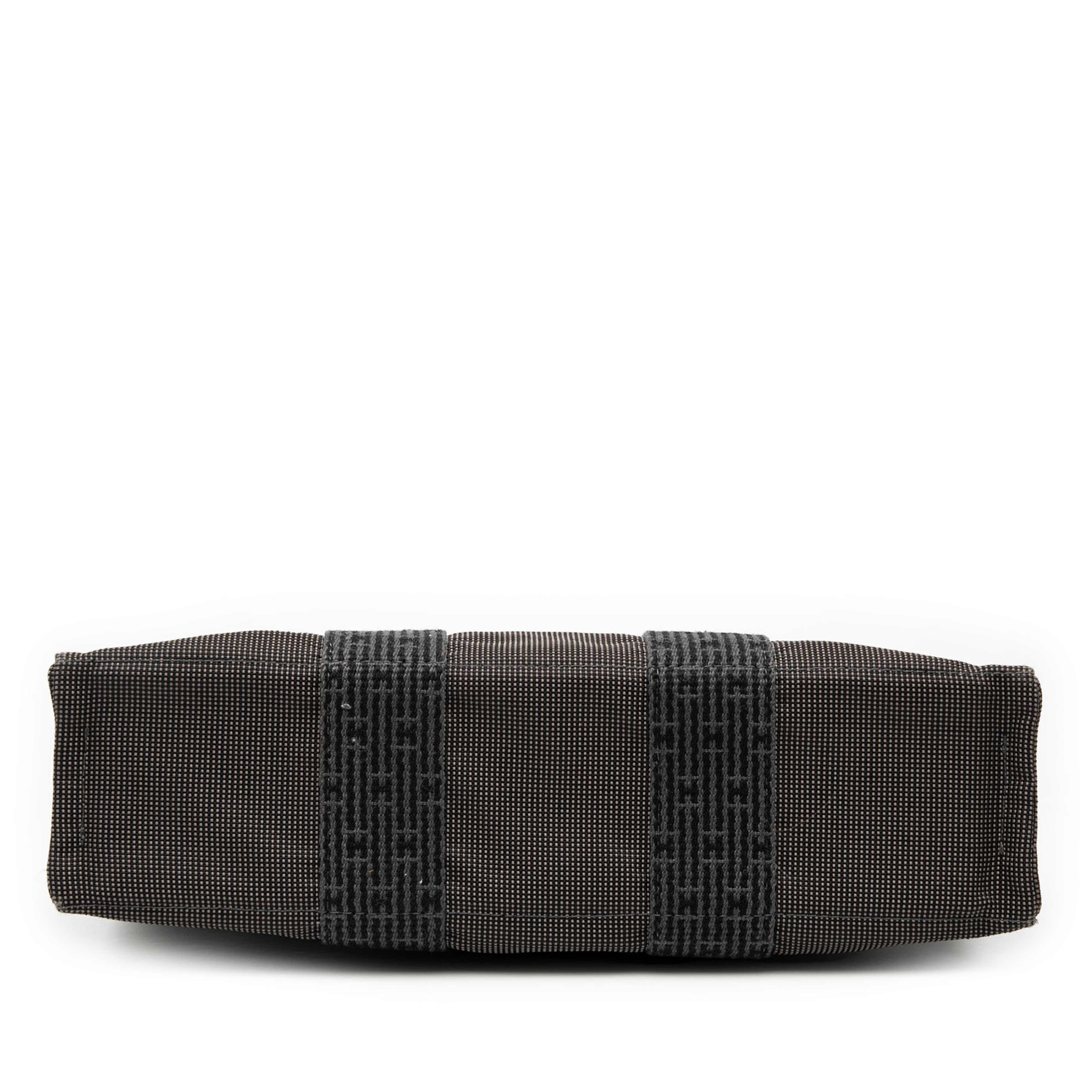 Hermès Canvas Herline Pm, från Luxclusif, i färgen dark gray. Klicka för att öppna bilden i stort format