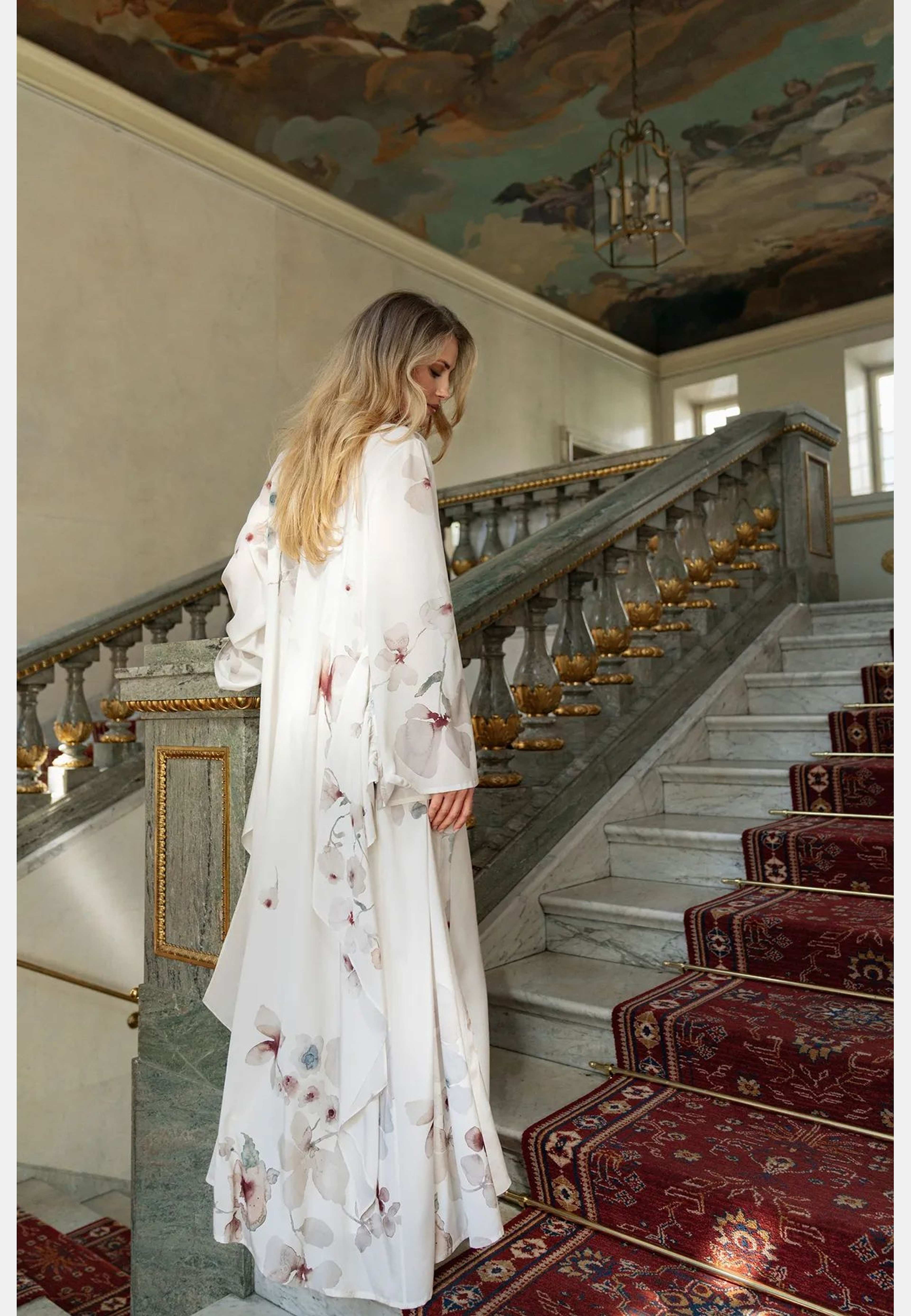 Elba Kimono, från FEMIQUE, i färgen floral print. Klicka för att öppna bilden i stort format