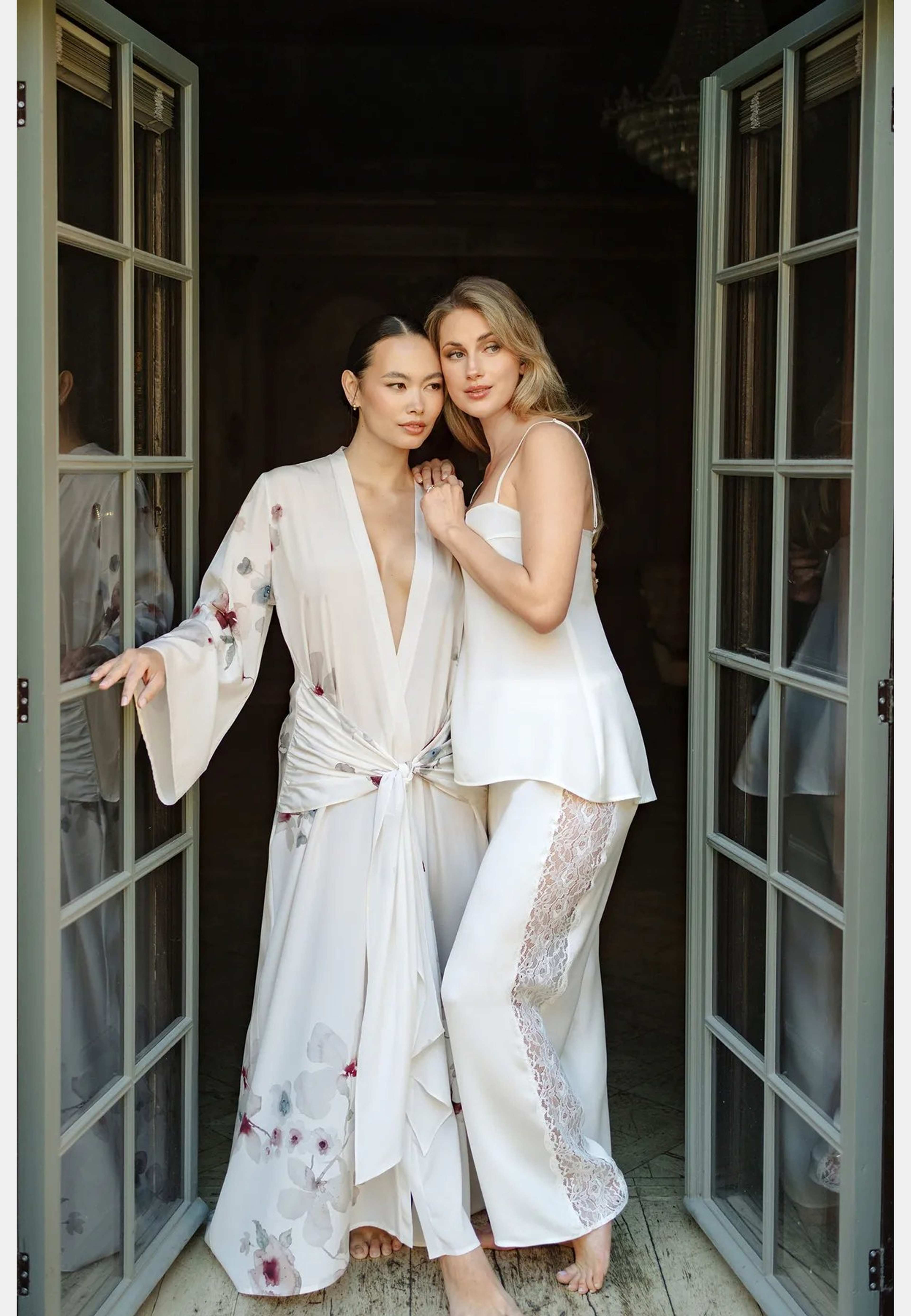 Elba Kimono, från FEMIQUE, i färgen floral print. Klicka för att öppna bilden i stort format