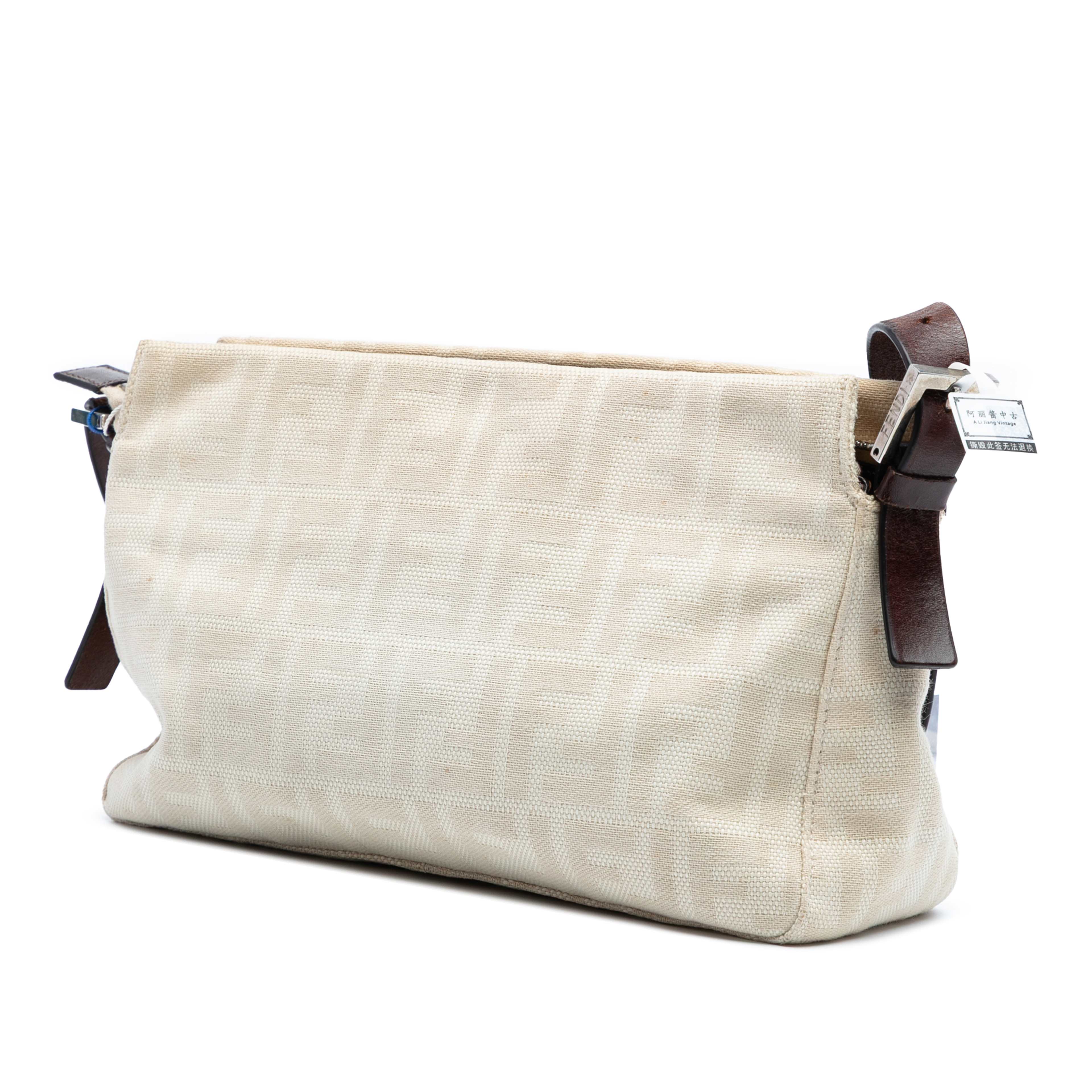 Fendi Zucca Canvas Shoulder Bag, från Luxclusif, i färgen beige. Klicka för att öppna bilden i stort format