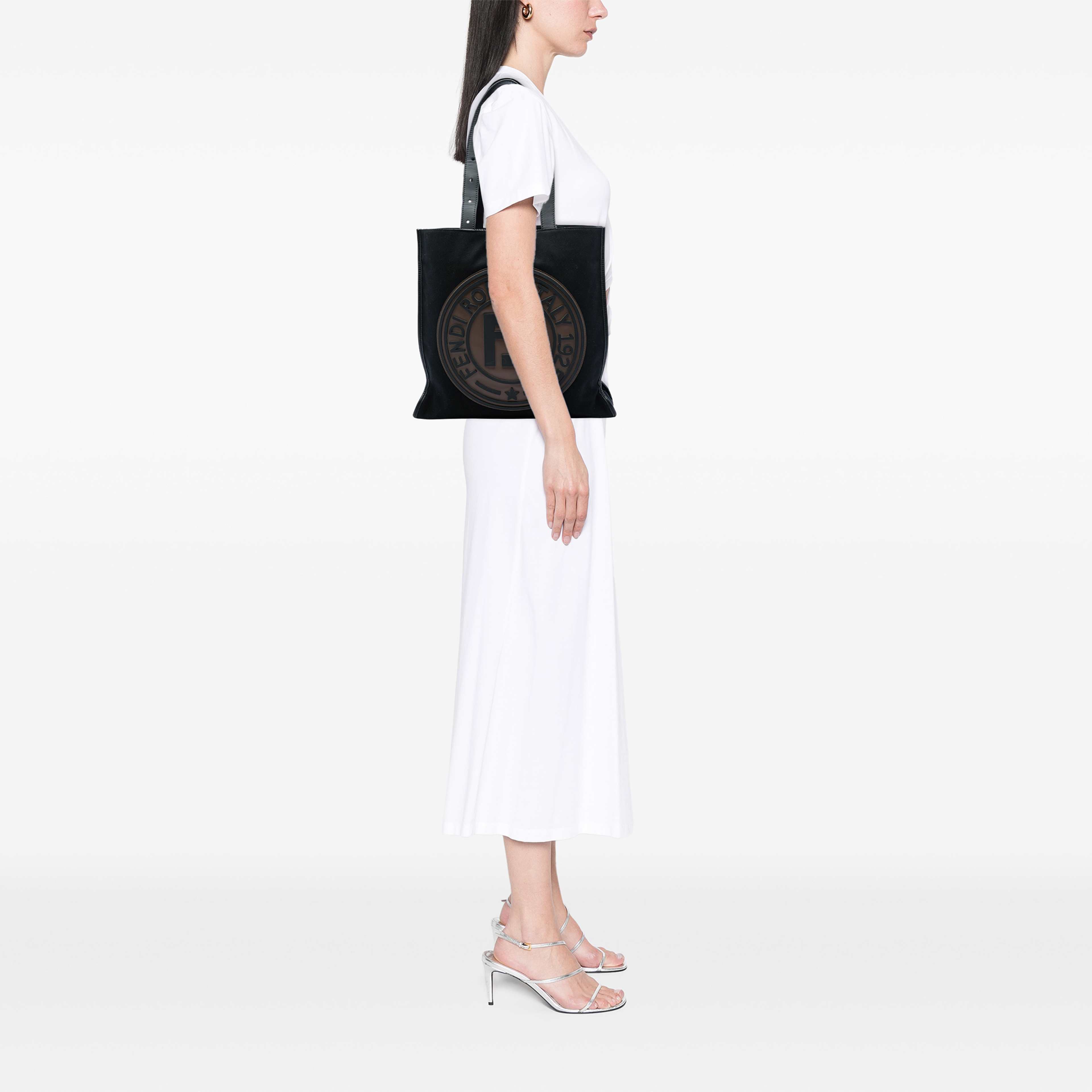 Fendi Canvas Logo Patch Tote, från Luxclusif, i färgen svart. Klicka för att öppna bilden i stort format