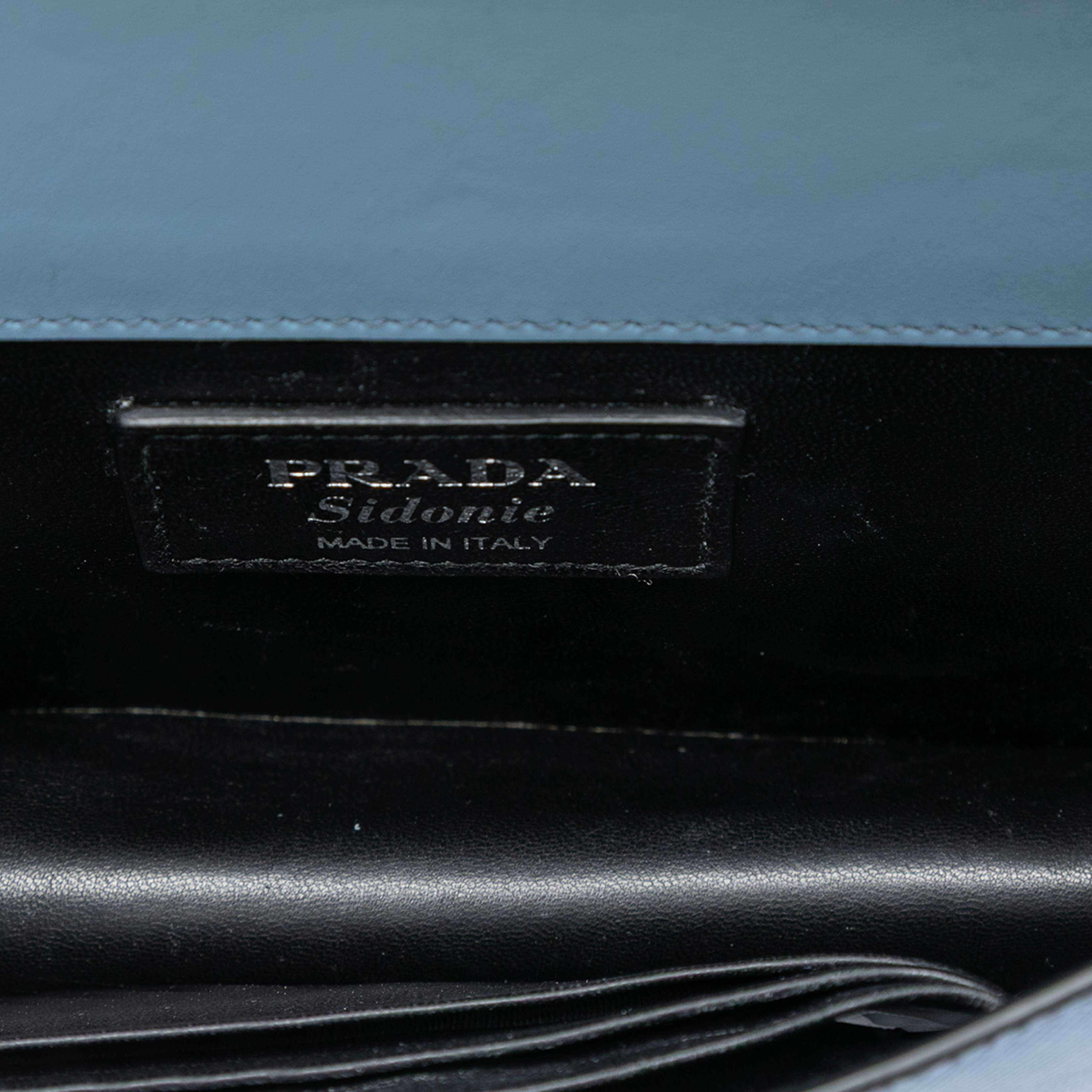 Prada Mini Saffiano Sidonie Crossbody, från Luxclusif, i färgen blue. Klicka för att öppna bilden i stort format