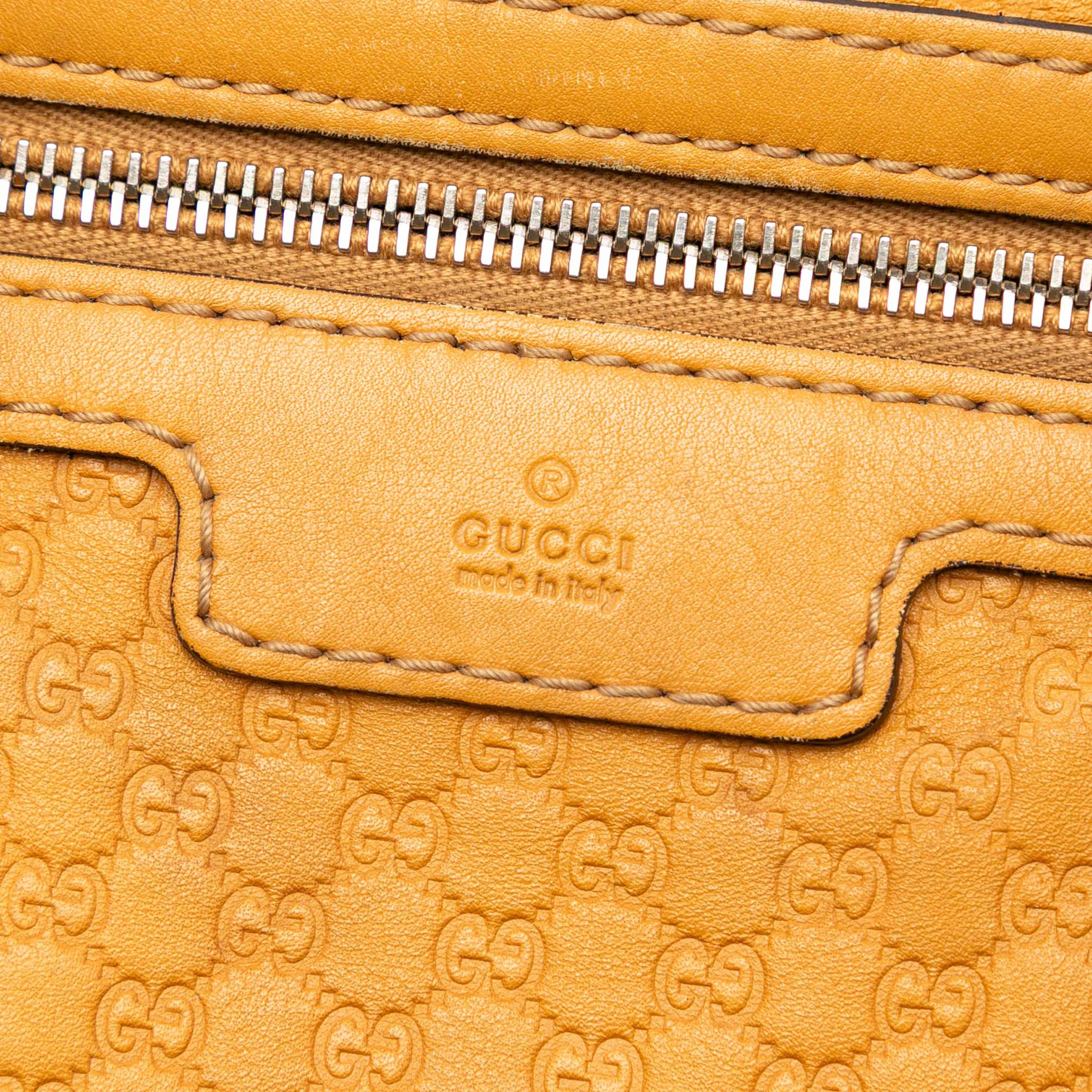 Gucci Medium Microguccissima Joy Boston Bag, från Luxclusif, i färgen mustard. Klicka för att öppna bilden i stort format