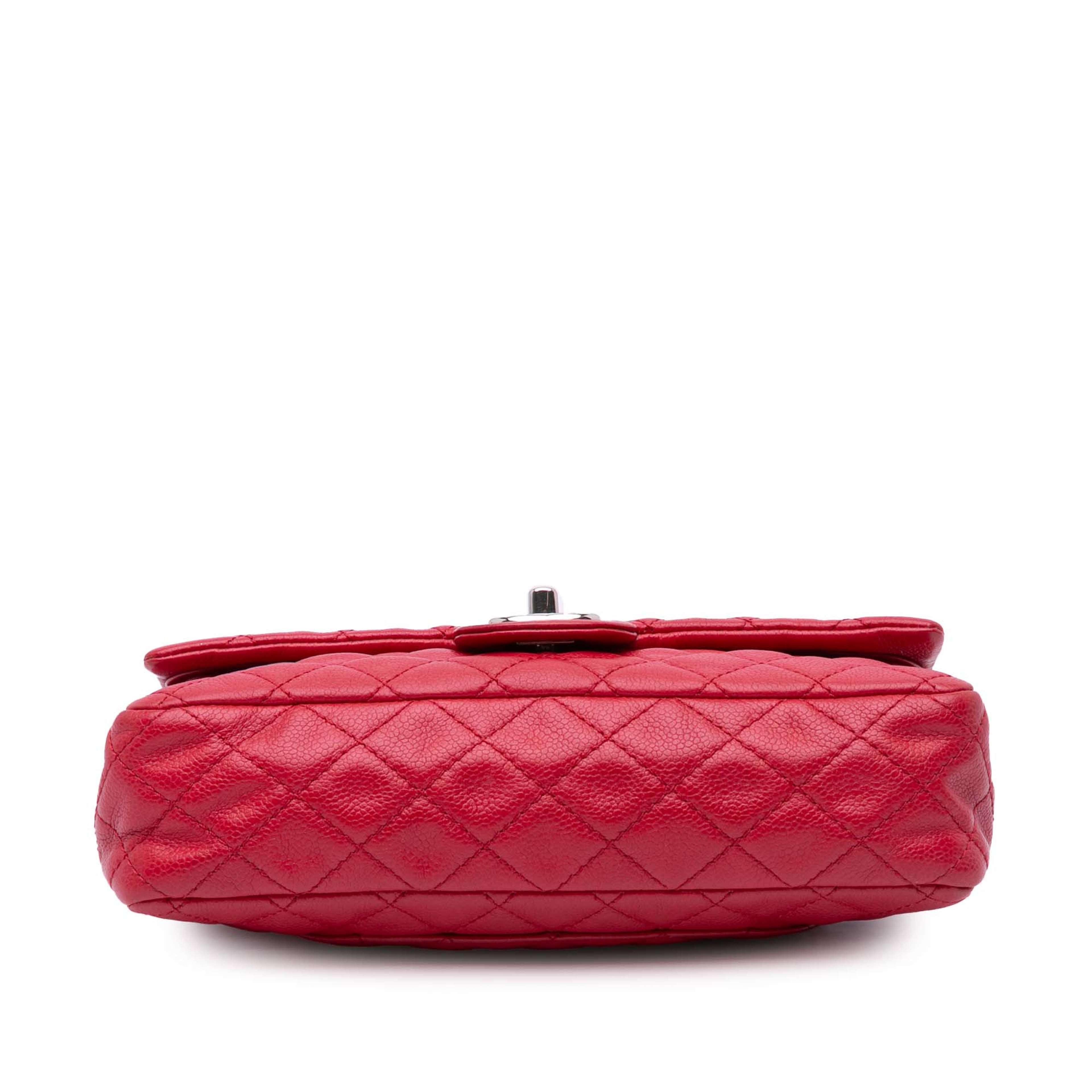 Chanel Medium Classic Caviar Double Flap, från Luxclusif, i färgen red. Klicka för att öppna bilden i stort format