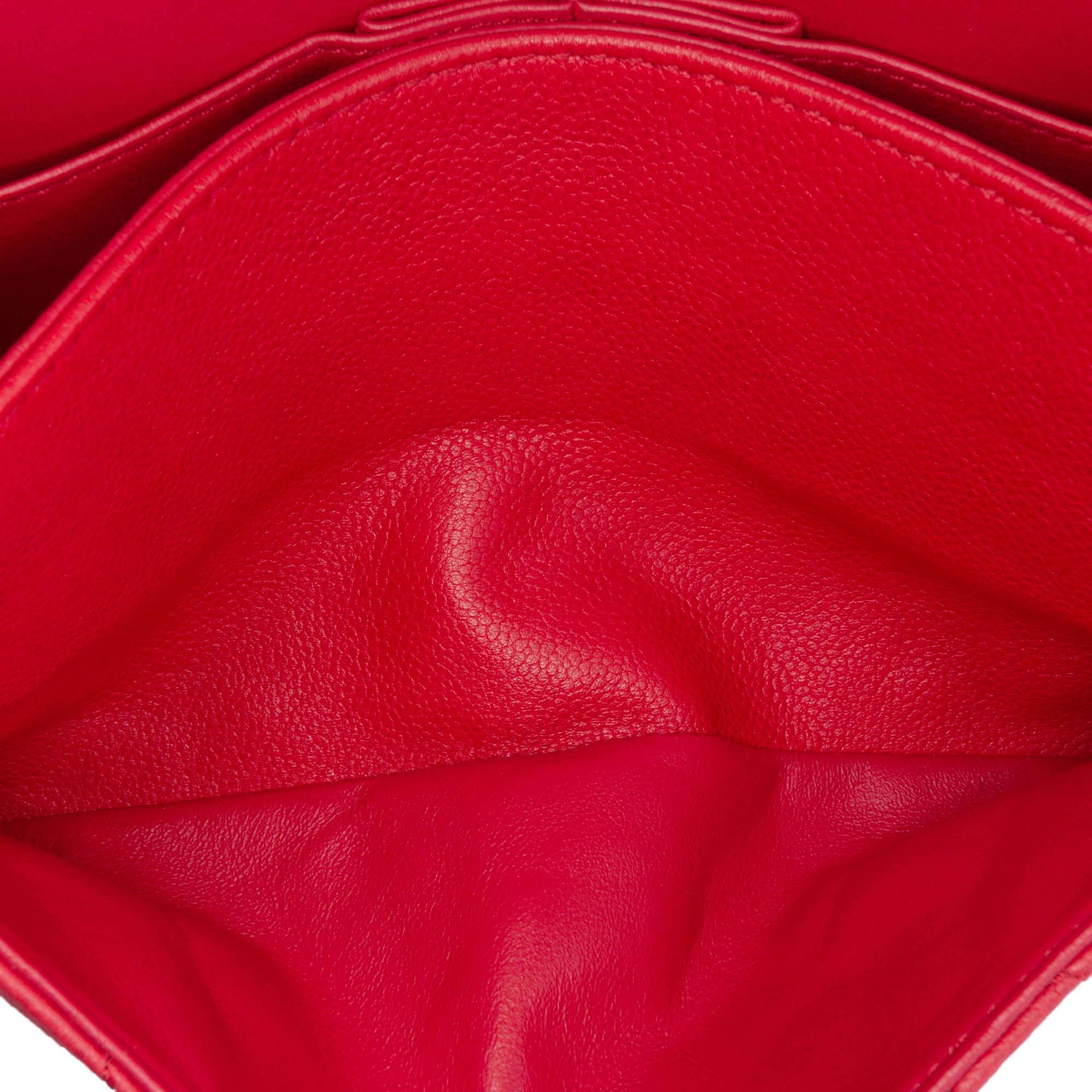 Chanel Medium Classic Caviar Double Flap, från Luxclusif, i färgen red. Klicka för att öppna bilden i stort format