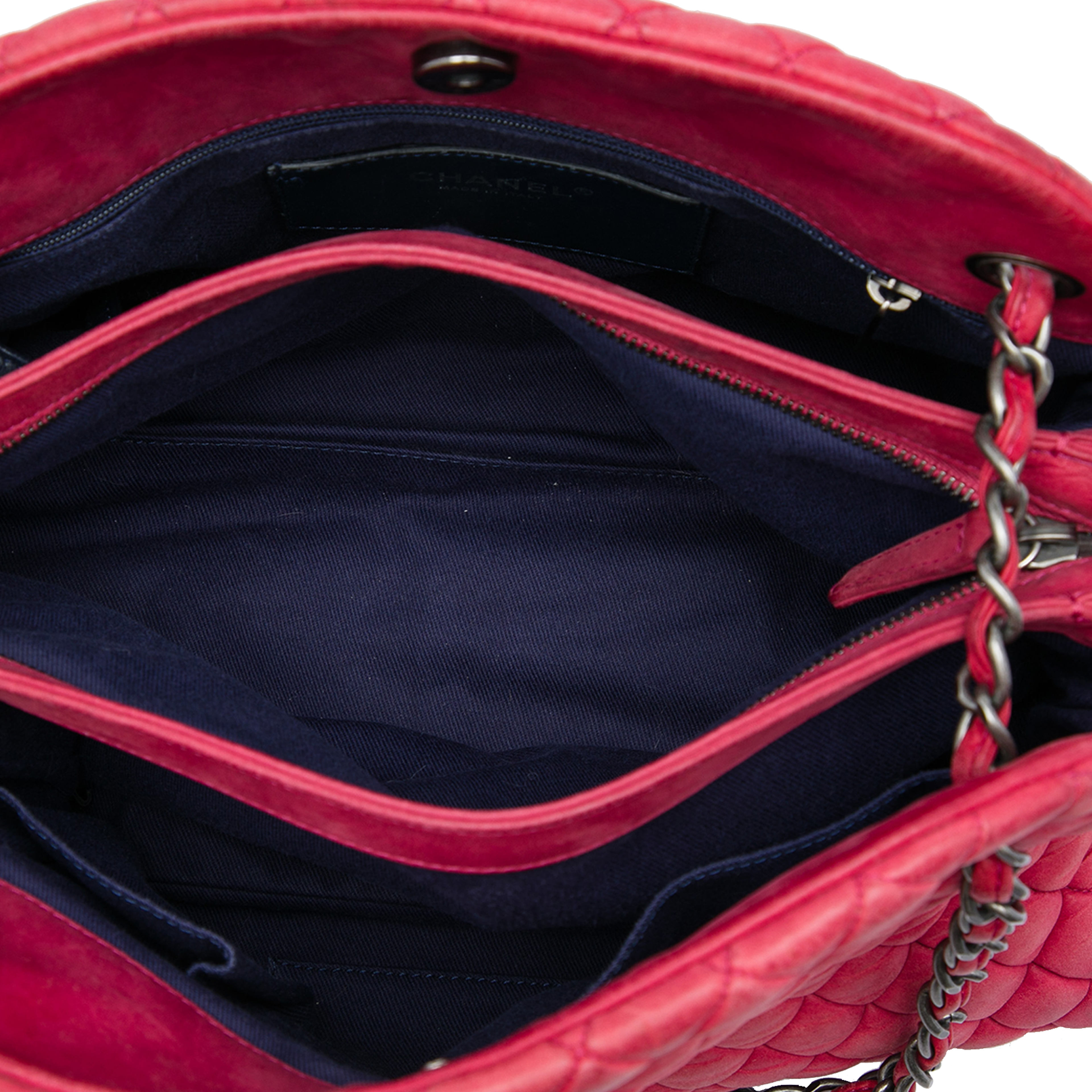 Chanel Large Quilted Lambskin Just Mademoiselle Bowling Bag, från Luxclusif, i färgen röd. Klicka för att öppna bilden i stort format