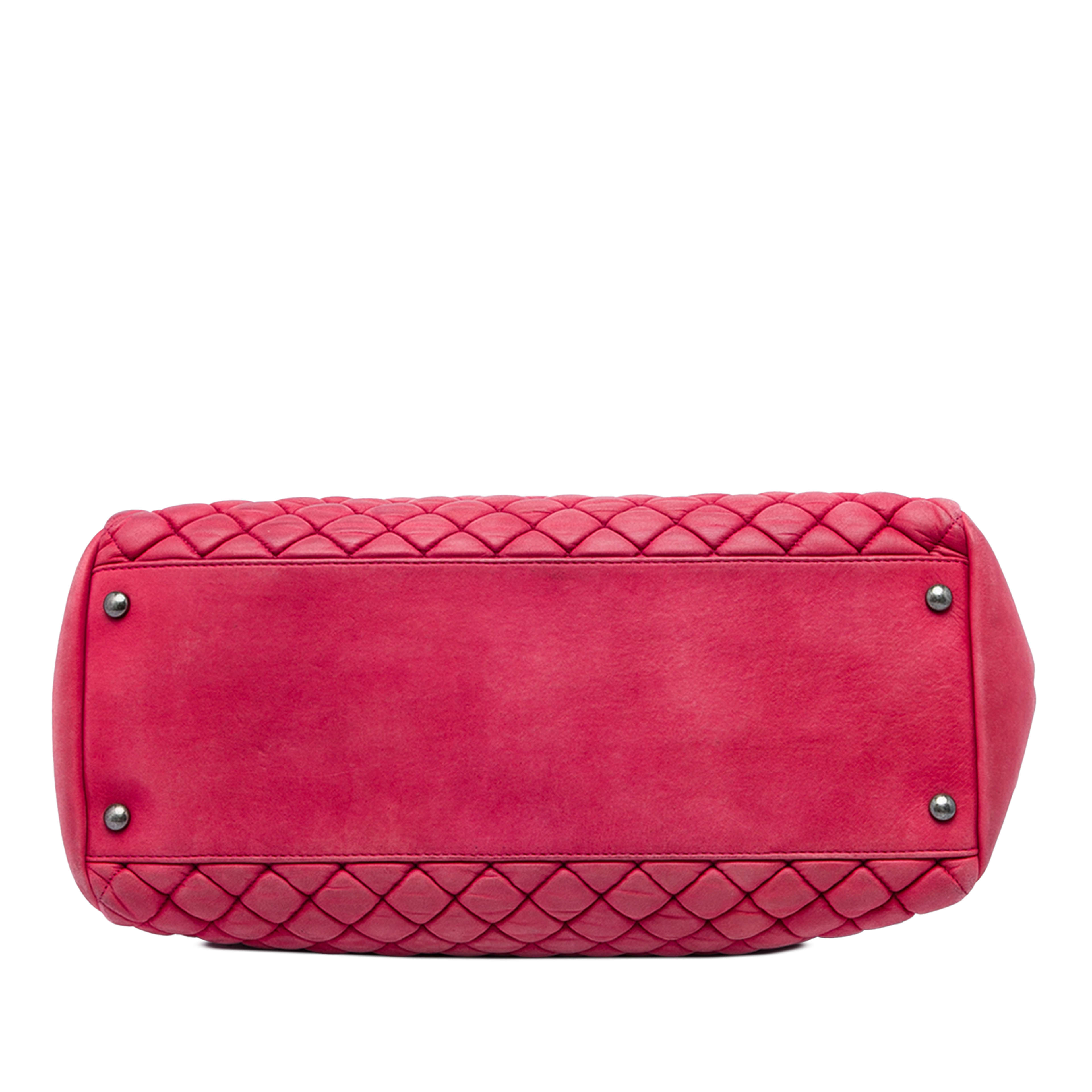 Chanel Large Quilted Lambskin Just Mademoiselle Bowling Bag, från Luxclusif, i färgen röd. Klicka för att öppna bilden i stort format