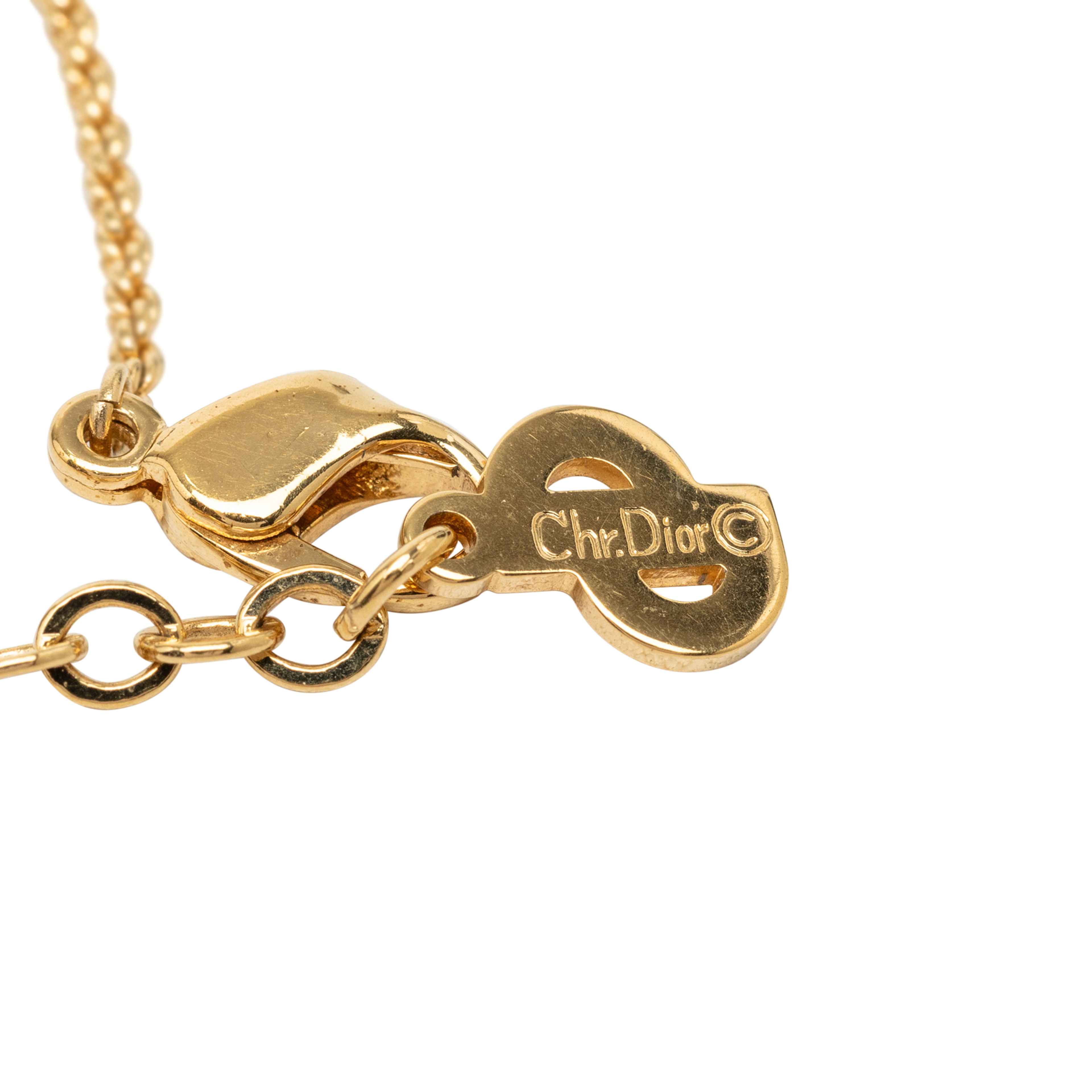 Dior Gold Plated Resin Logo Oval Pendant Necklace, från Luxclusif, i färgen guld. Klicka för att öppna bilden i stort format