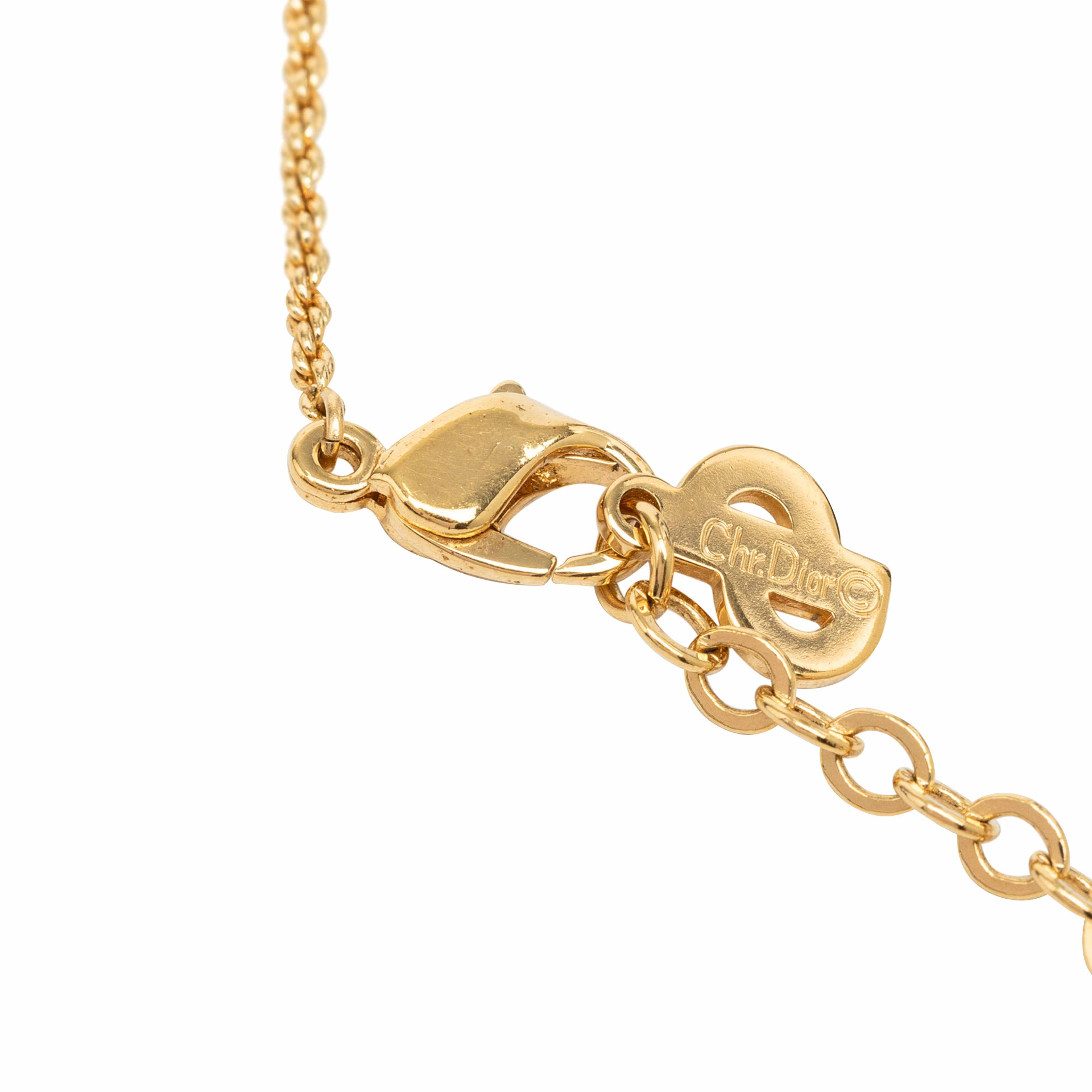 Dior Gold Plated Resin Logo Oval Pendant Necklace, från Luxclusif, i färgen guld. Klicka för att öppna bilden i stort format