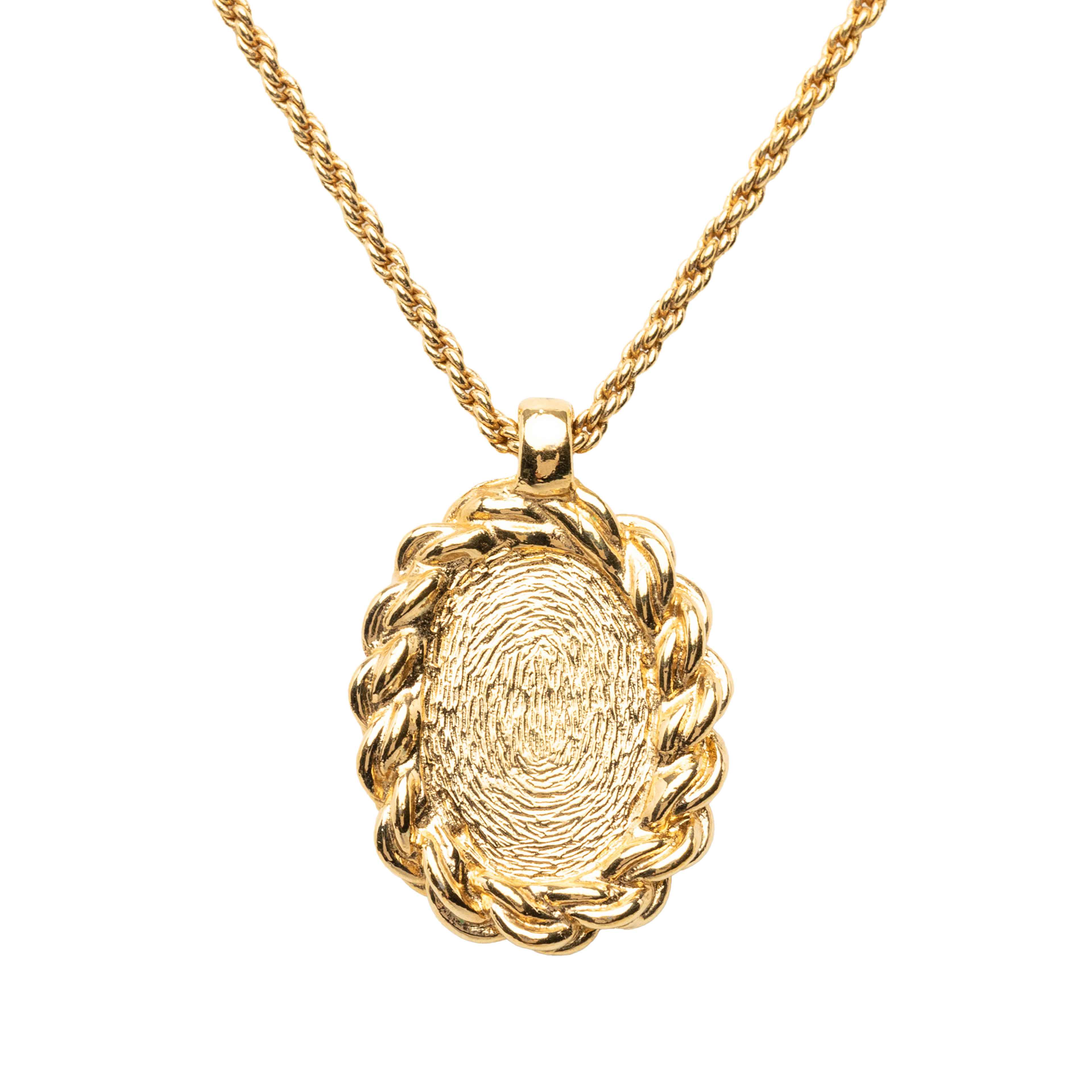 Dior Gold Plated Resin Logo Oval Pendant Necklace, från Luxclusif, i färgen guld. Klicka för att öppna bilden i stort format