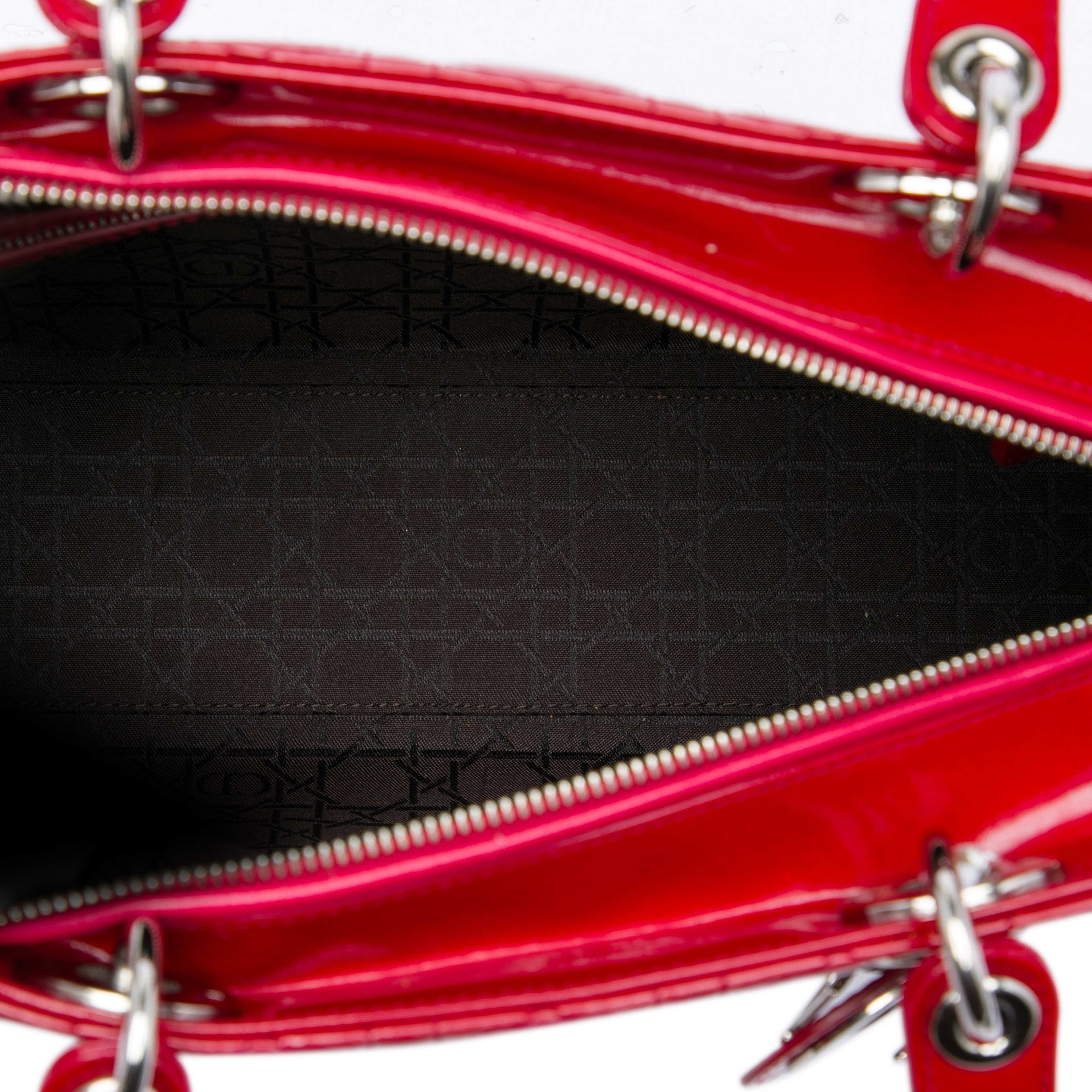 Dior Large Patent Cannage Lady Dior, från Luxclusif, i färgen röd. Klicka för att öppna bilden i stort format