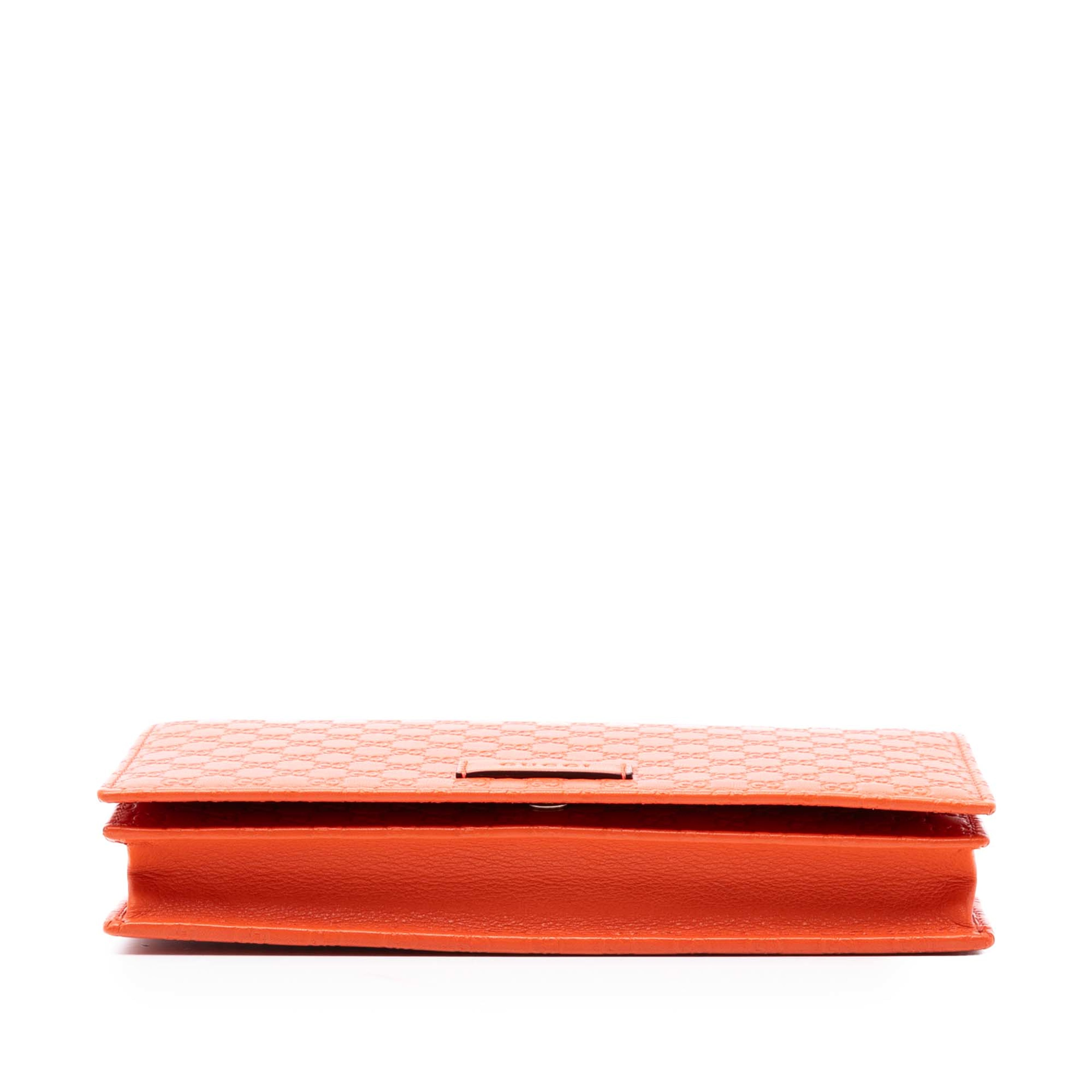 Gucci Microguccissima Wallet On Strap, från Luxclusif, i färgen orange. Klicka för att öppna bilden i stort format