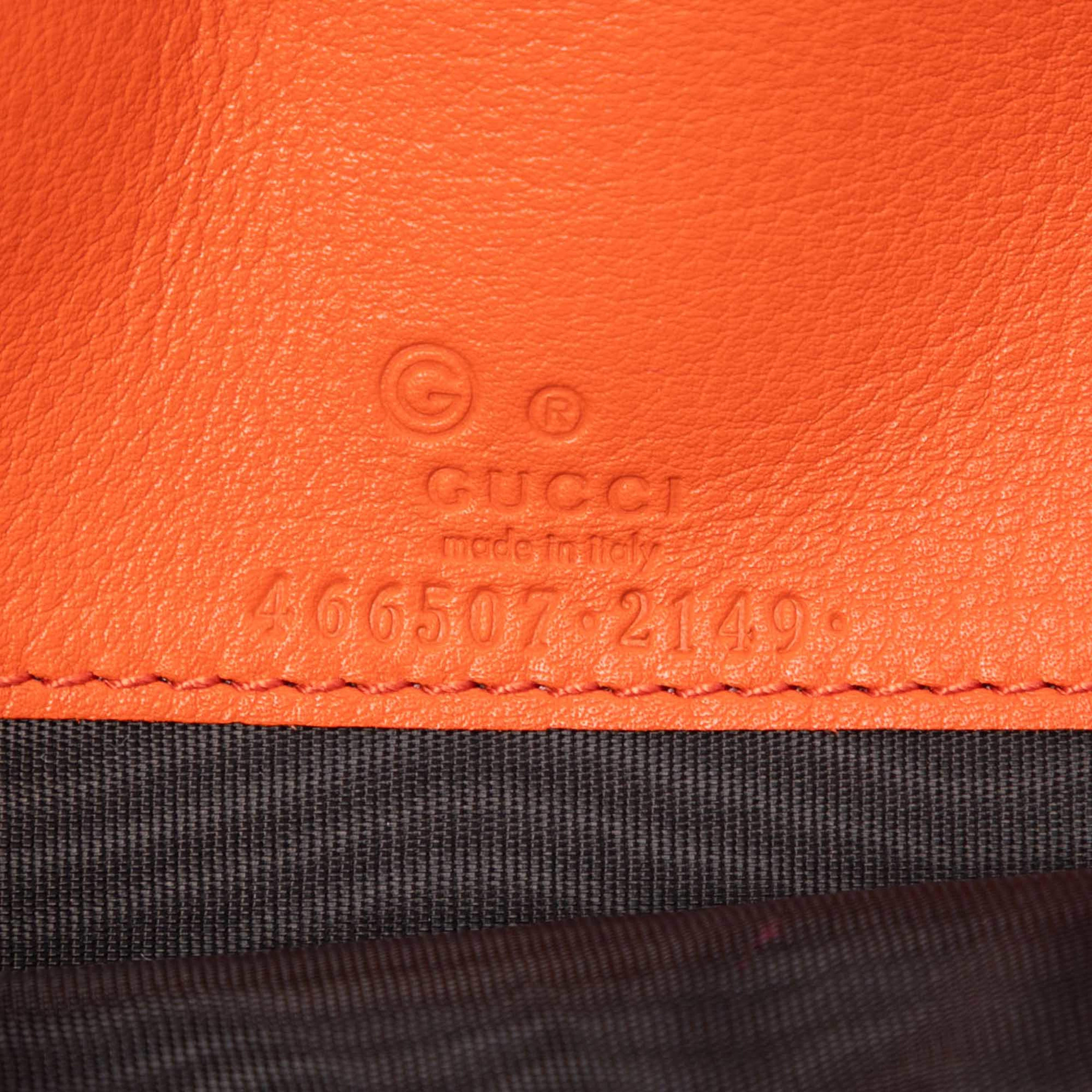 Gucci Microguccissima Wallet On Strap, från Luxclusif, i färgen orange. Klicka för att öppna bilden i stort format