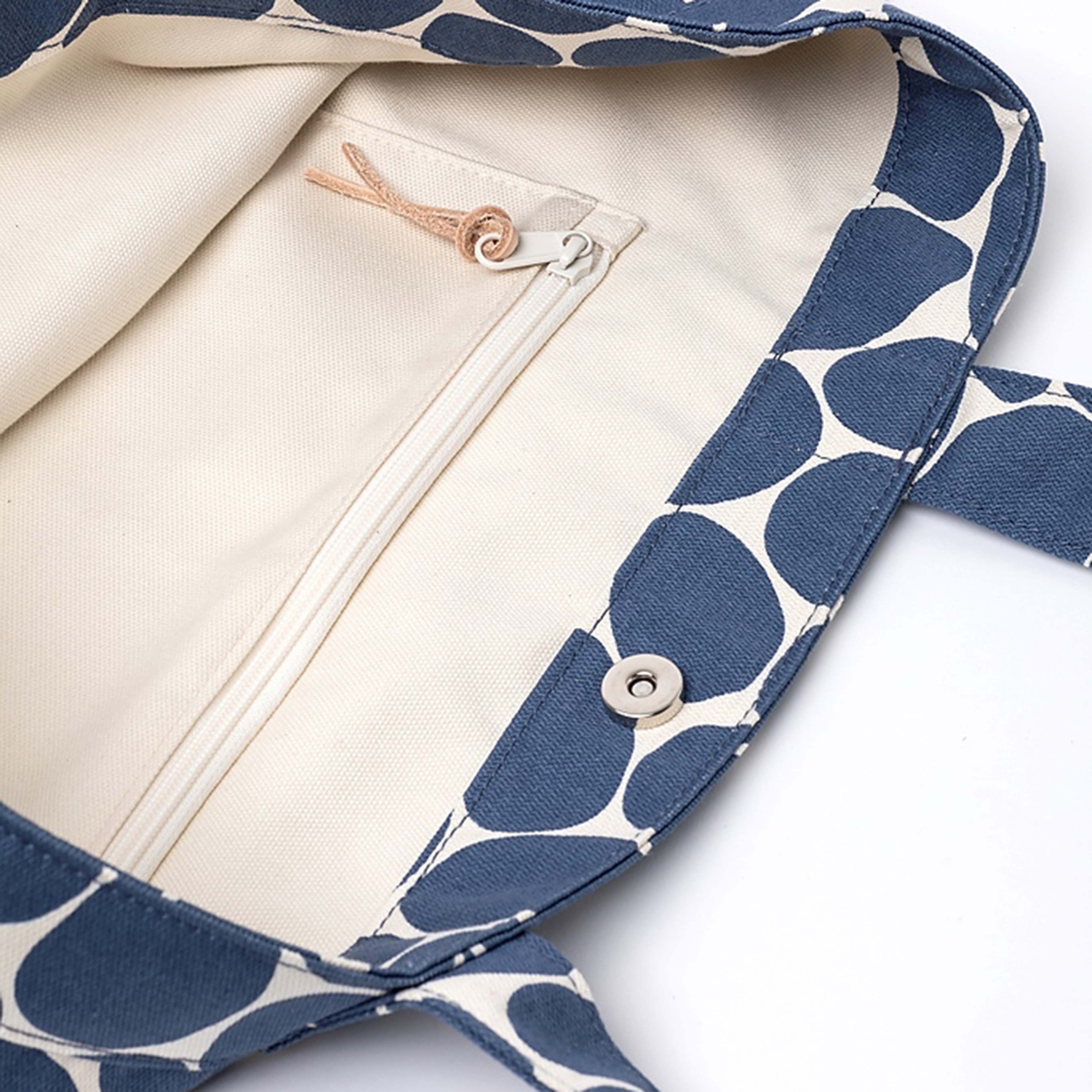 Fanny Tote Stenar, från Gyllstad, i färgen blå på vit. Klicka för att öppna bilden i stort format