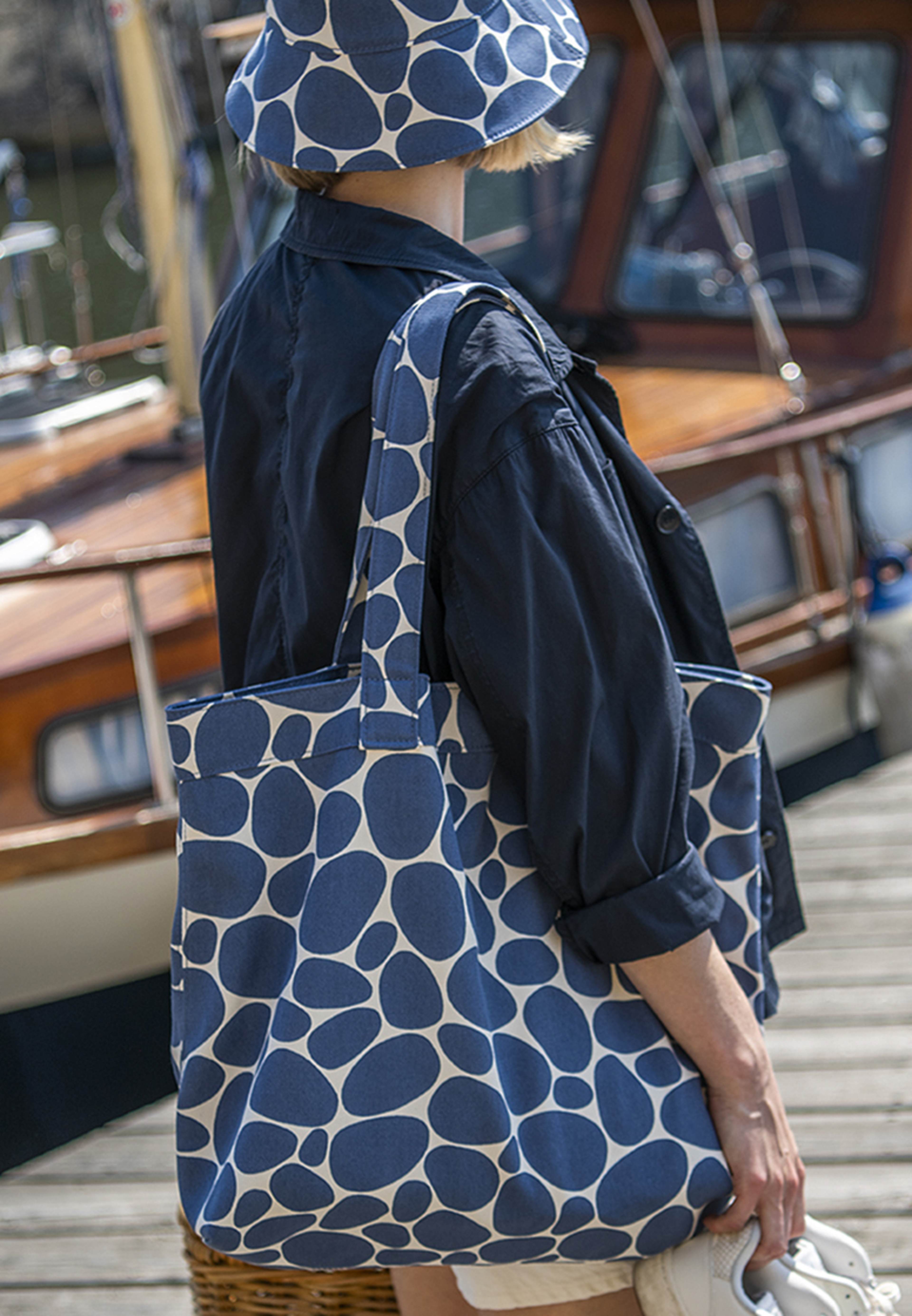 Fanny Tote Stenar, från Gyllstad, i färgen blå på vit. Klicka för att öppna bilden i stort format