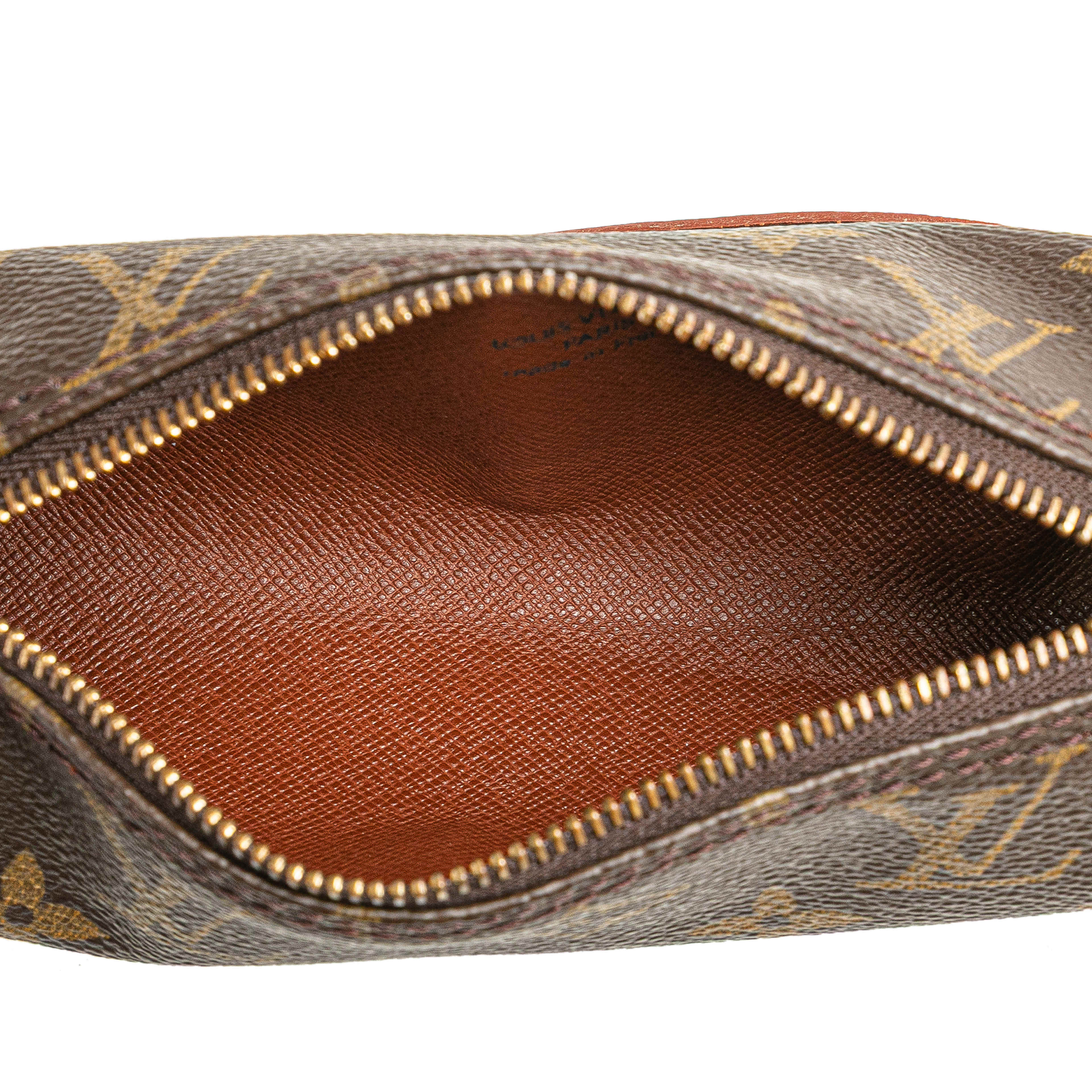 Louis Vuitton Monogram Papillon Pochette, från Luxclusif, i färgen brown. Klicka för att öppna bilden i stort format