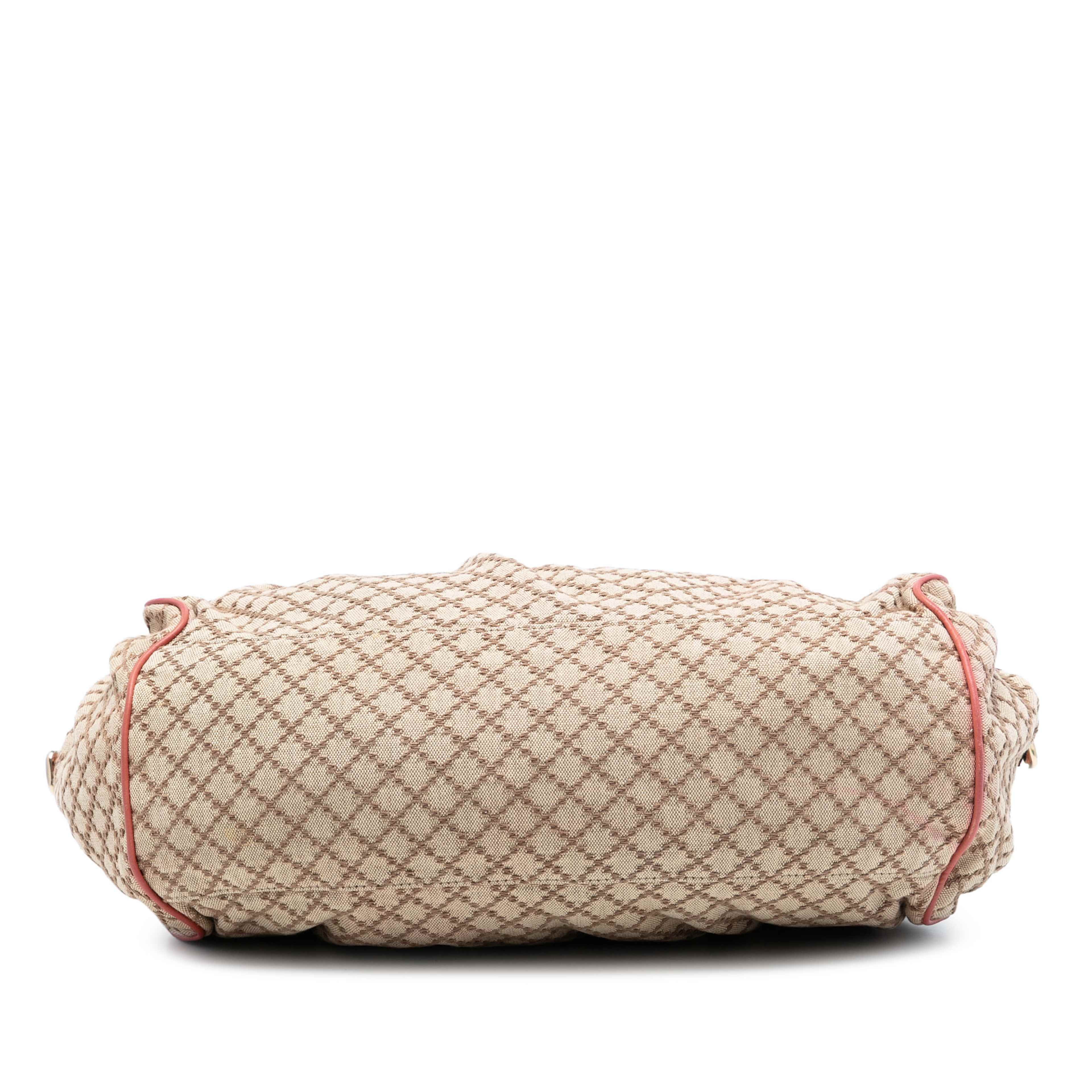 Gucci Diamante Canvas Sukey Satchel, från Luxclusif, i färgen beige. Klicka för att öppna bilden i stort format