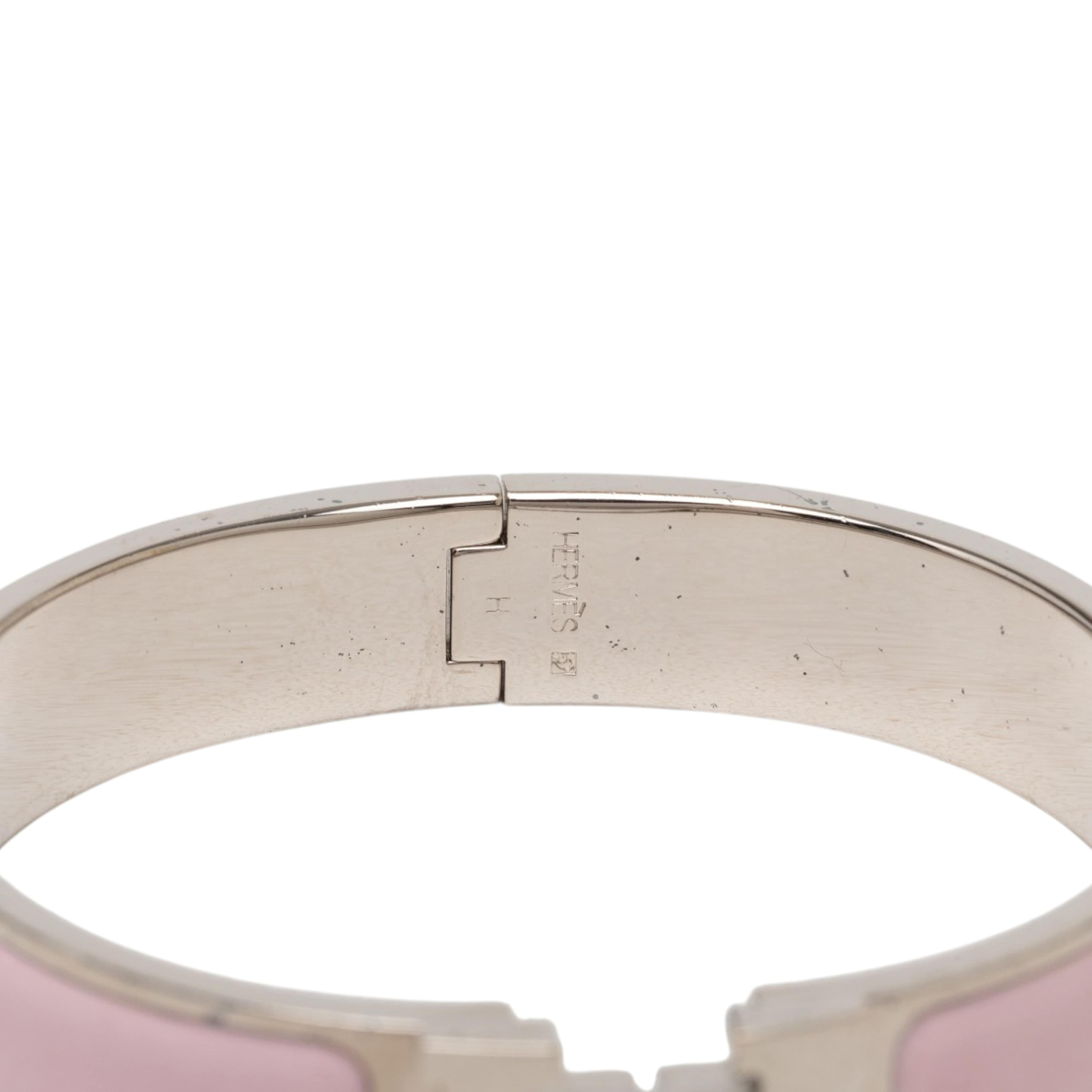 Hermès Narrow Enamel Clic H Bracelet Pm, från Luxclusif, i färgen pink. Klicka för att öppna bilden i stort format