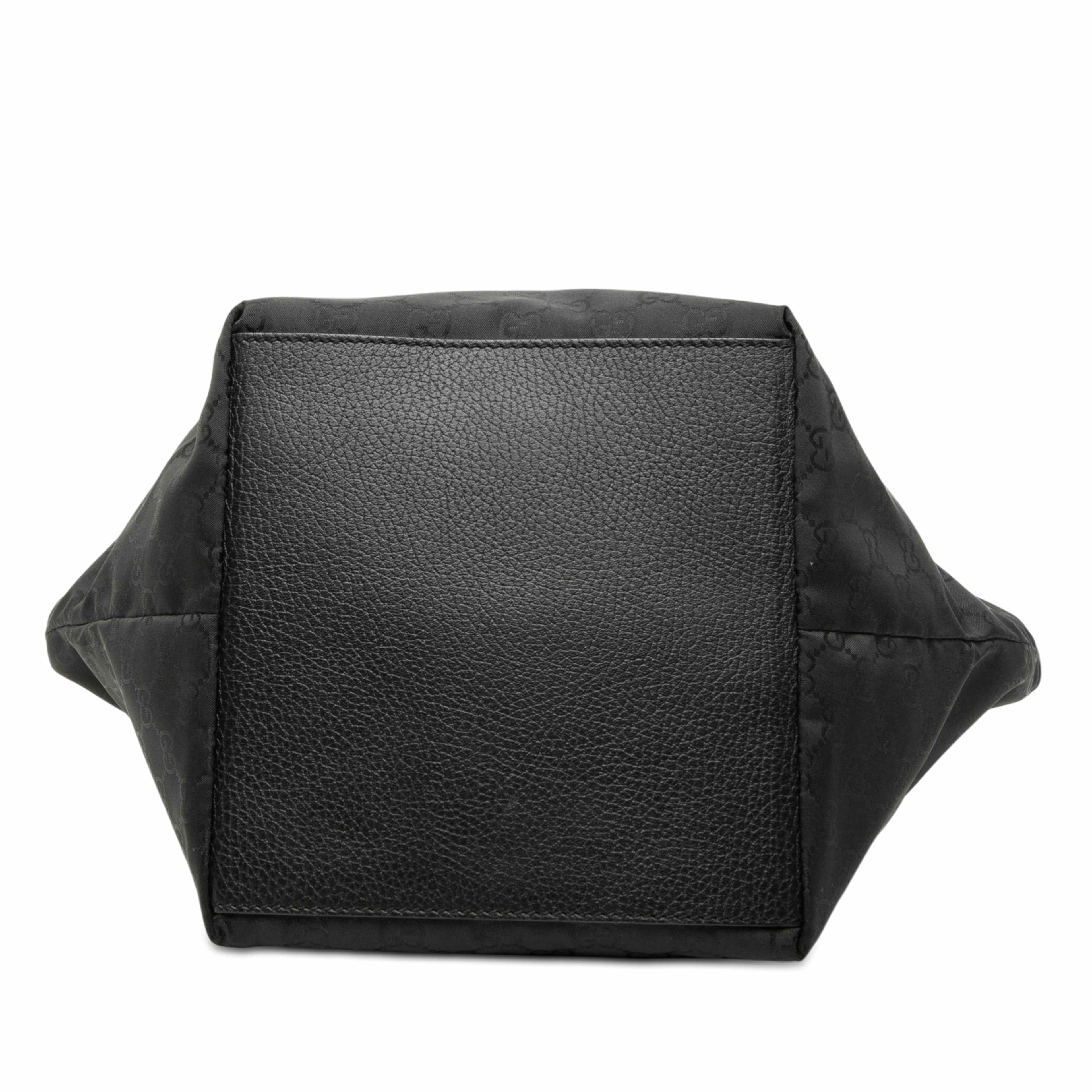 Gucci Gg Nylon Web Tote, från Luxclusif, i färgen black. Klicka för att öppna bilden i stort format